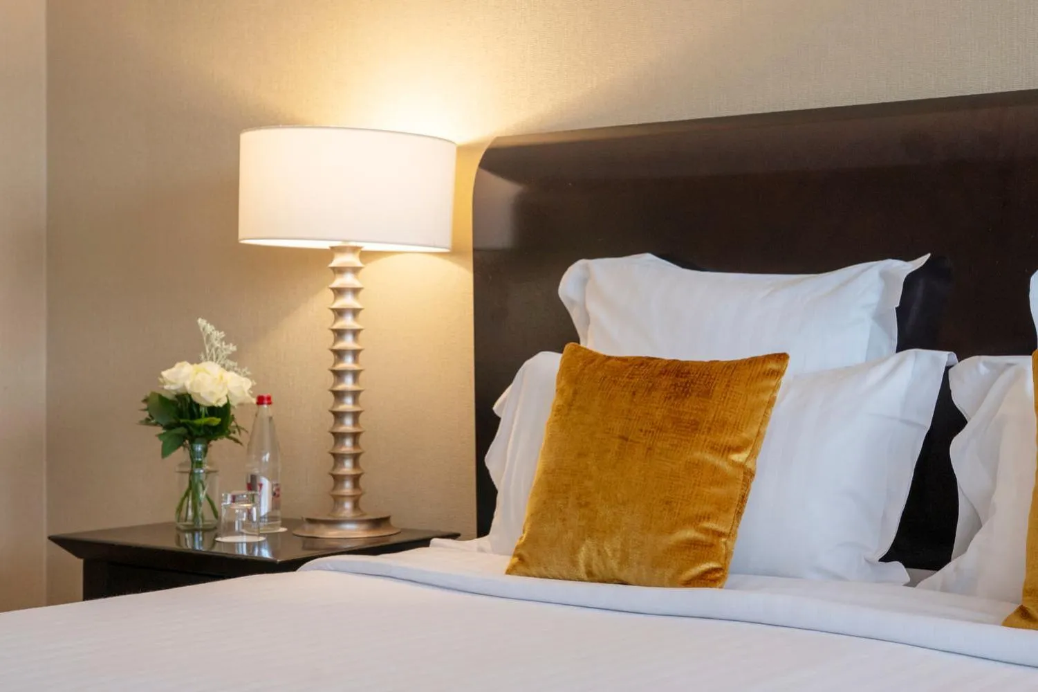 Bed in Warwick Champs-Elysées Paris