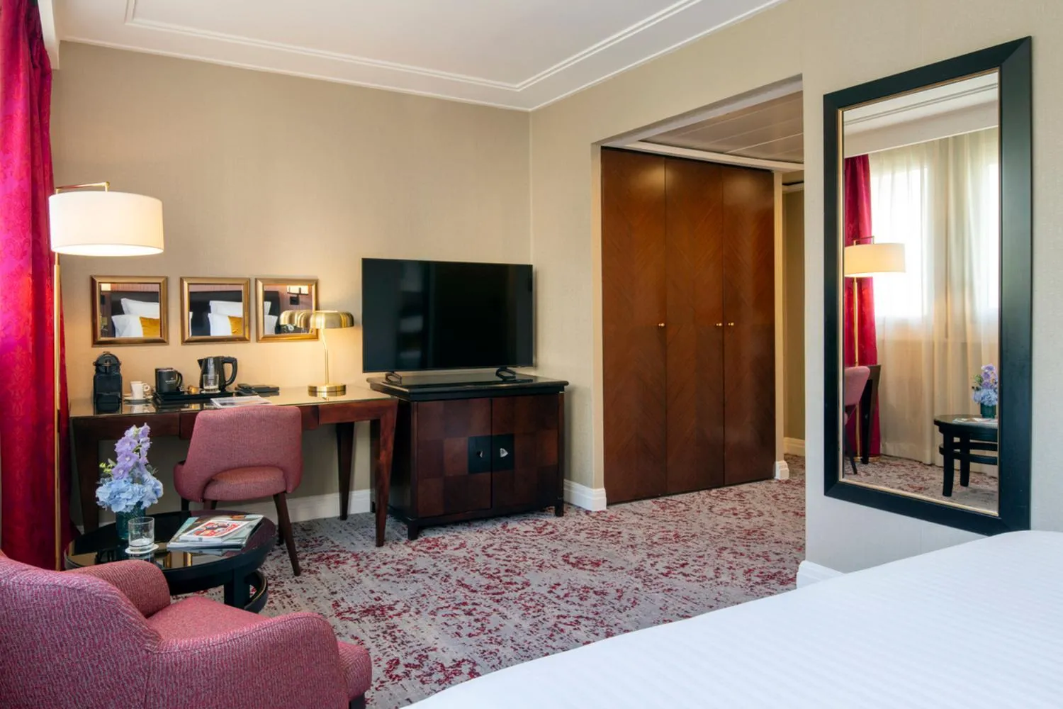 Bed in Warwick Champs-Elysées Paris