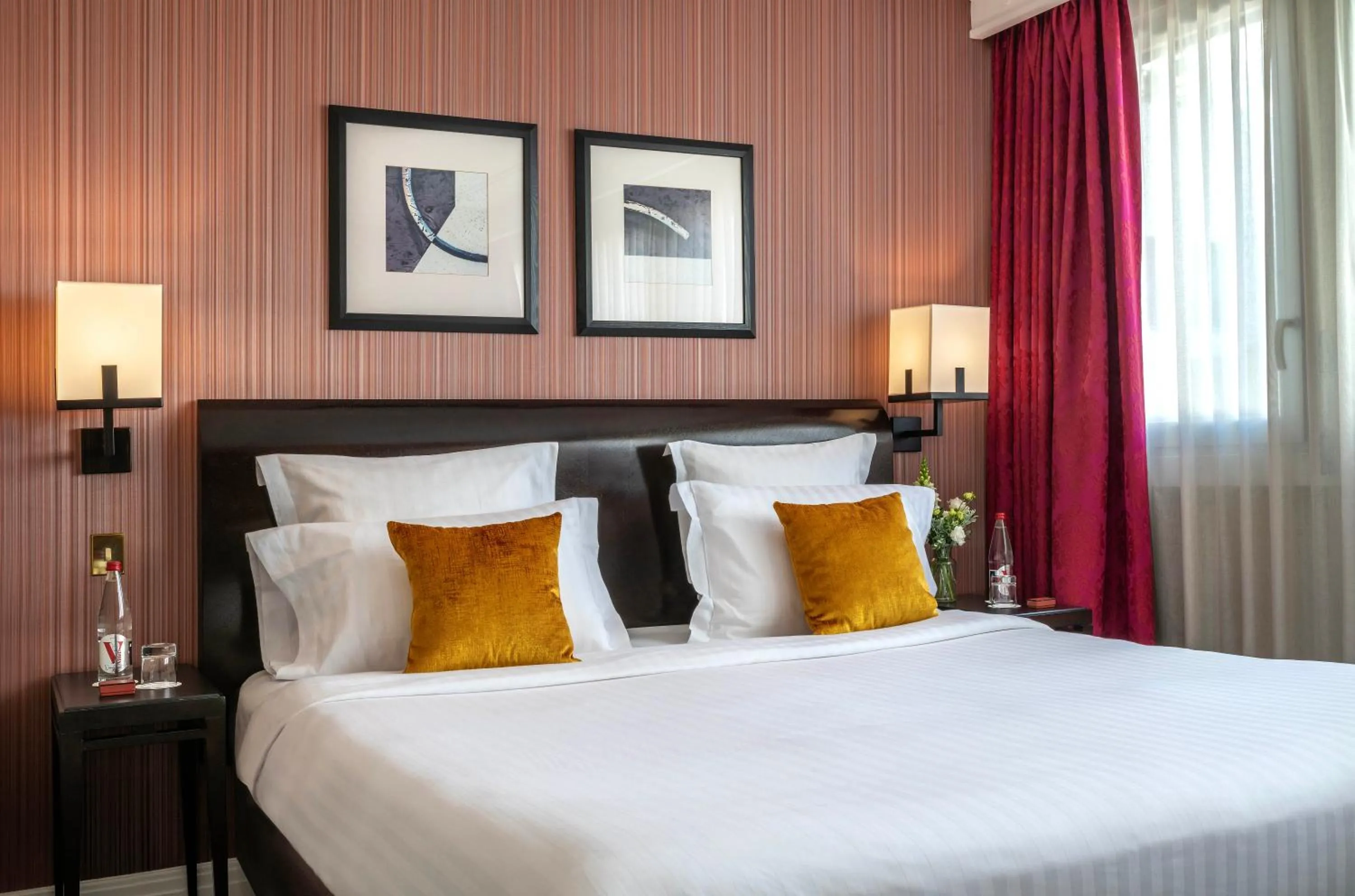 Bed in Warwick Champs-Elysées Paris