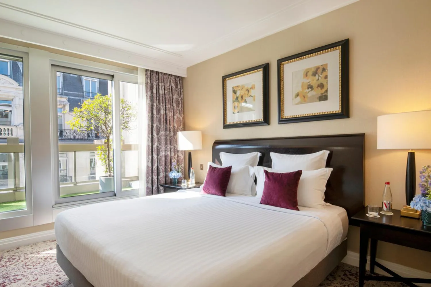 Bed in Warwick Champs-Elysées Paris