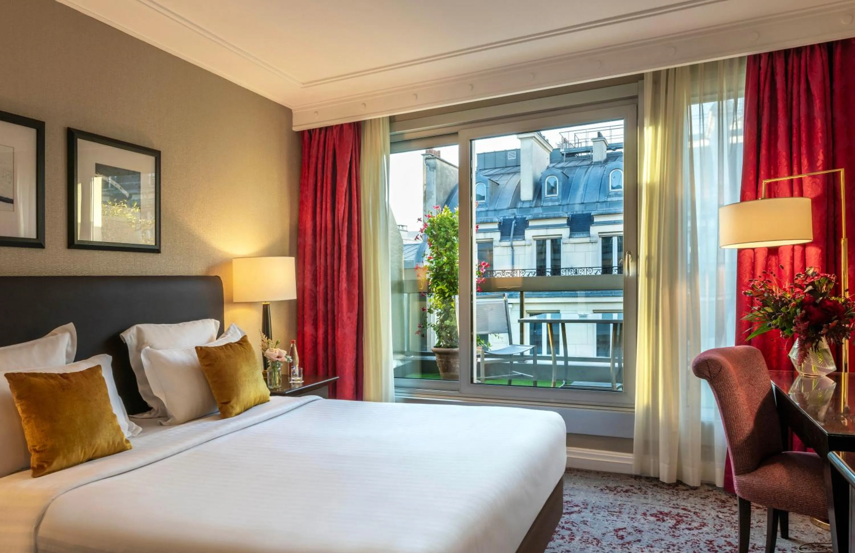 View (from property/room), Bed in Warwick Champs-Elysées Paris