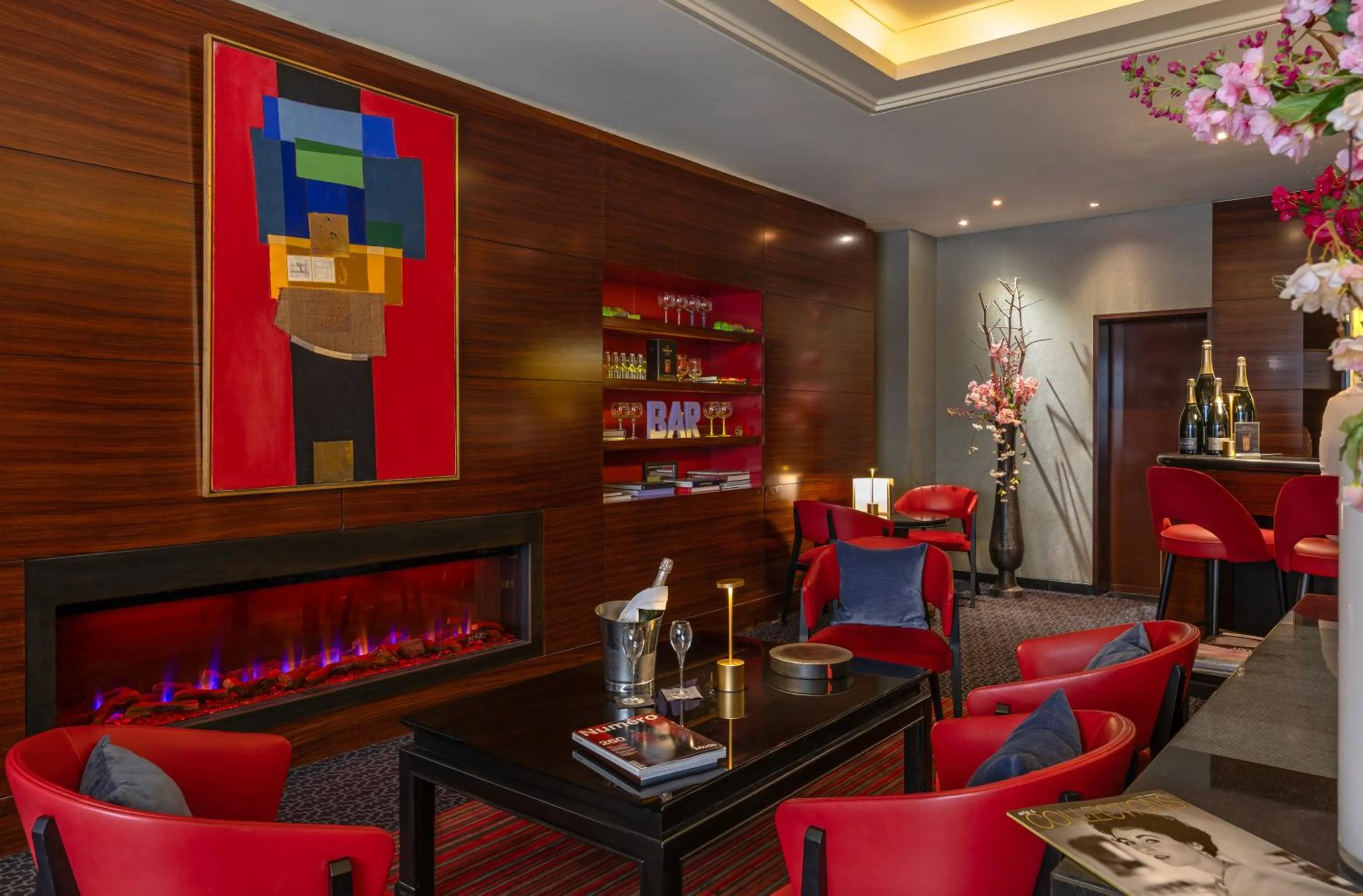 Lobby or reception in Warwick Champs-Elysées Paris