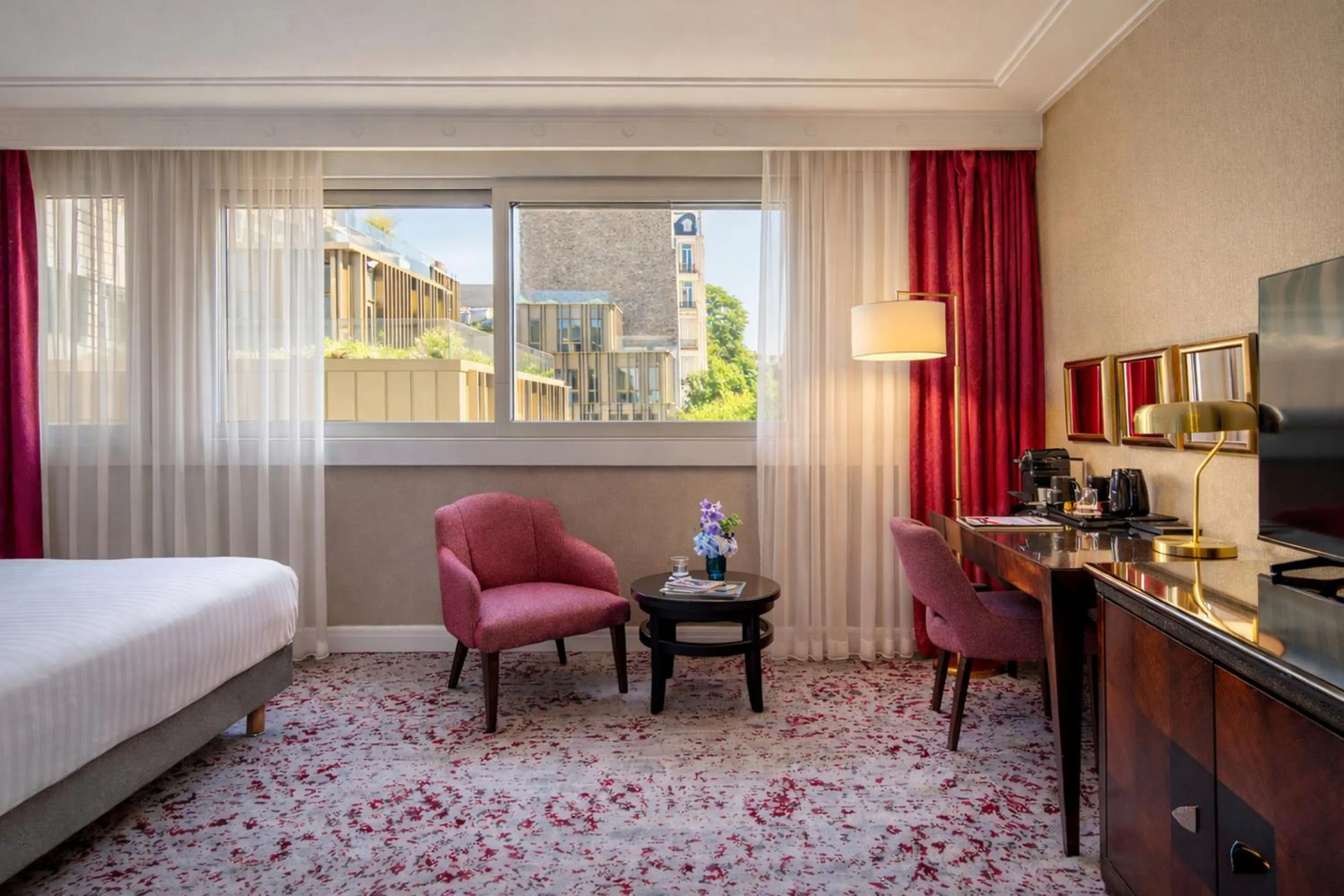 View (from property/room), Bed in Warwick Champs-Elysées Paris