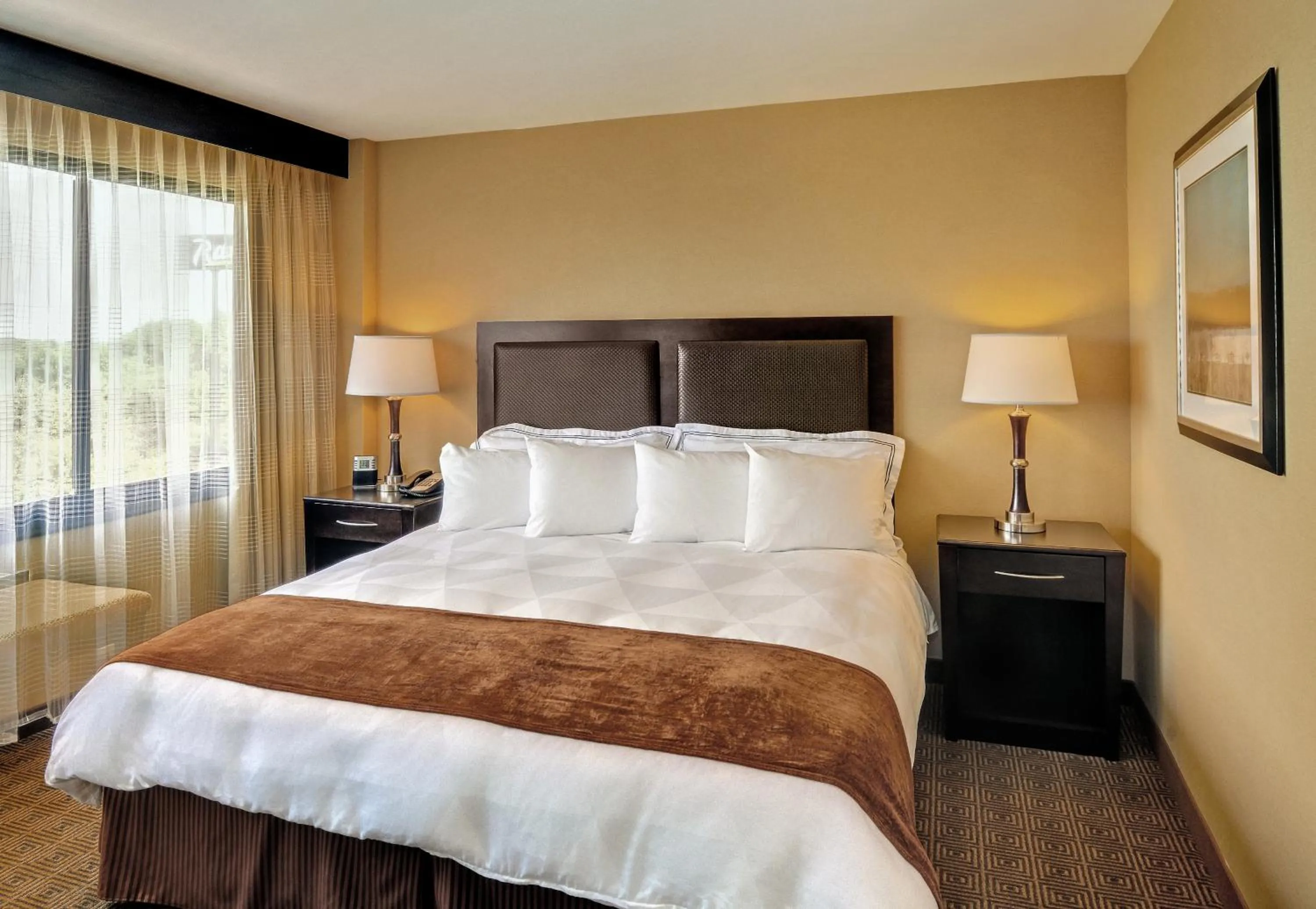 Bedroom, Bed in Radisson Hotel Freehold