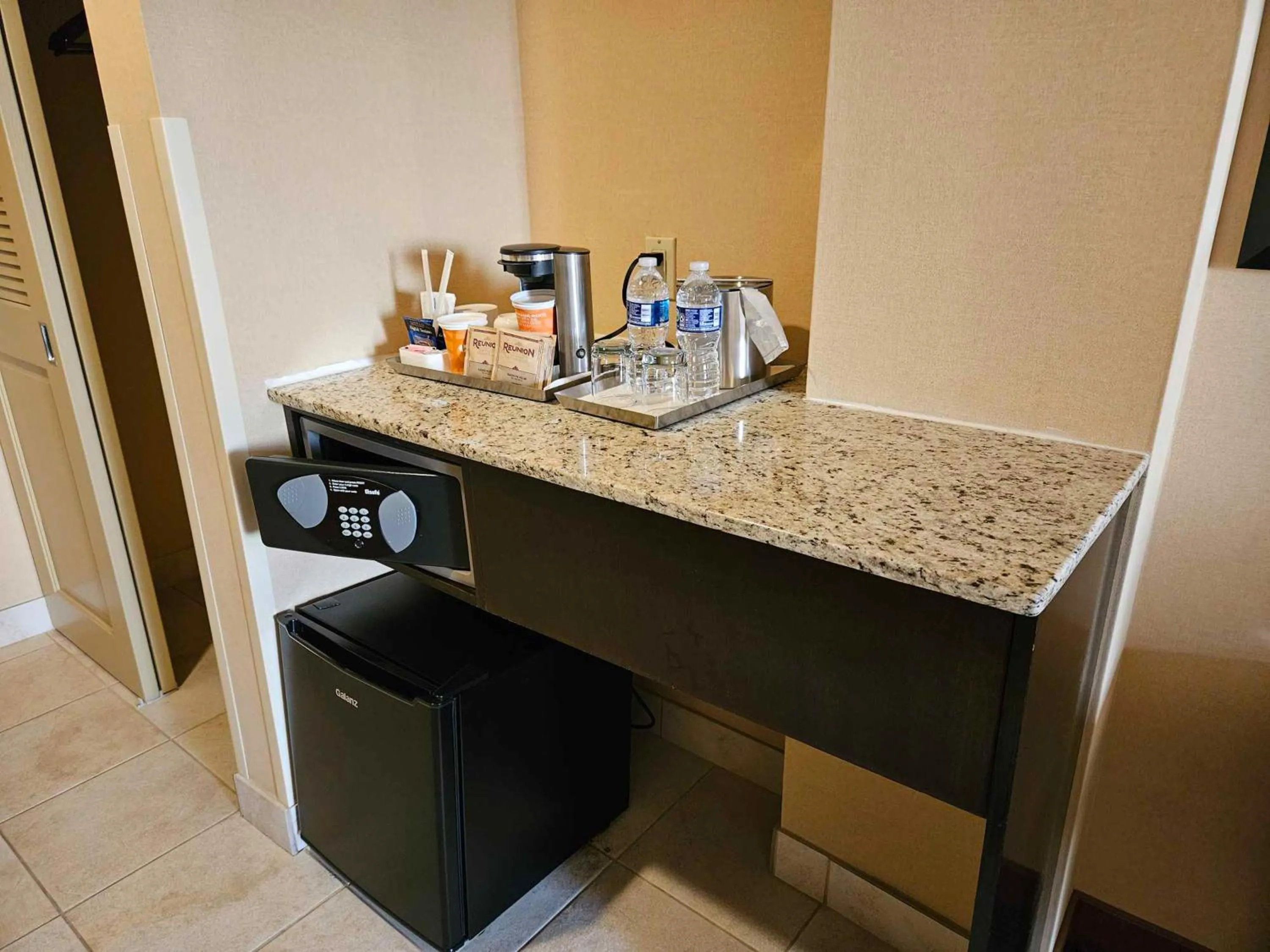 Coffee/tea facilities in Radisson Hotel Freehold
