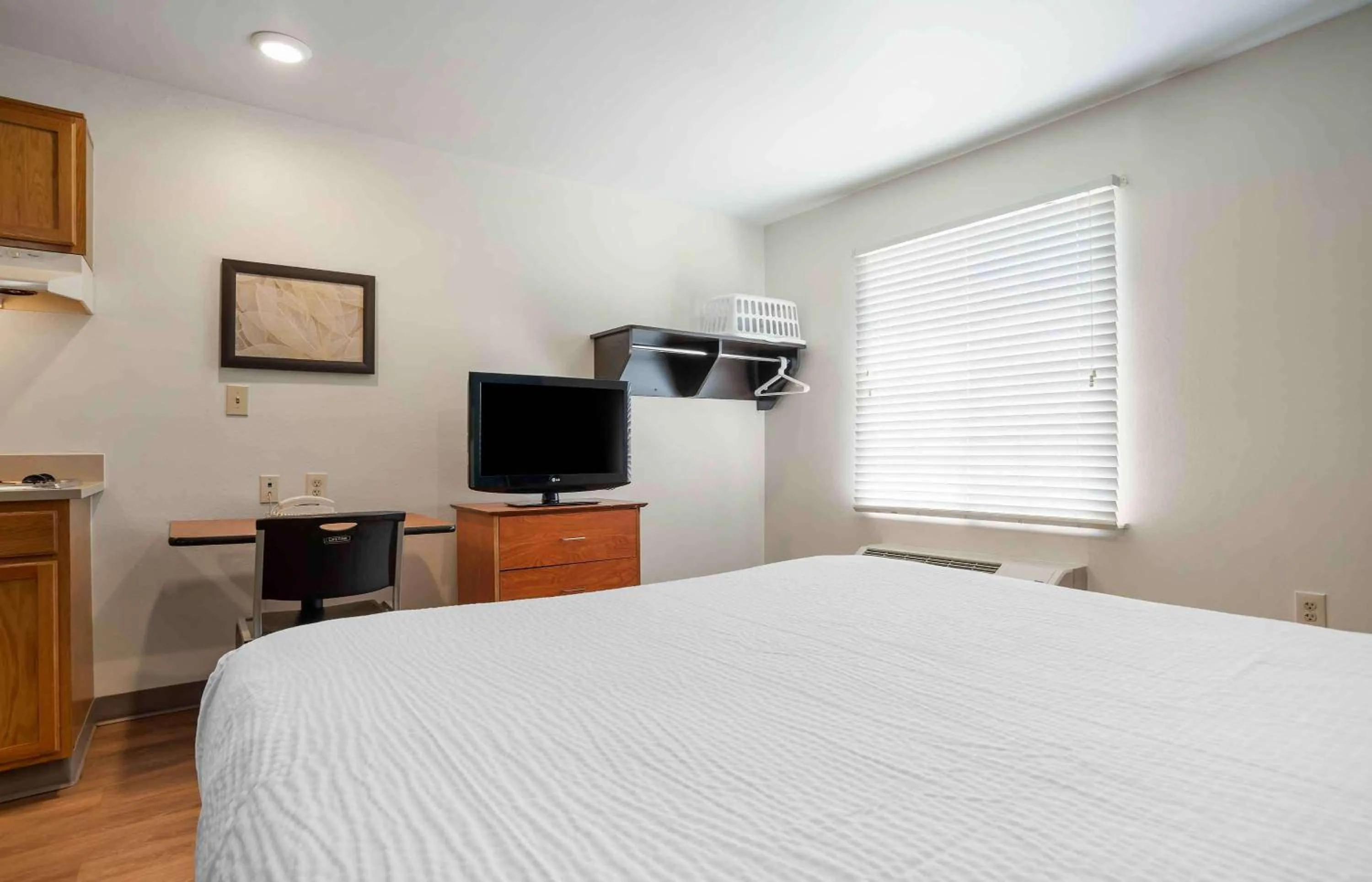 Bedroom, Bed in Extended Stay America Select Suites - Tallahassee - Northwest