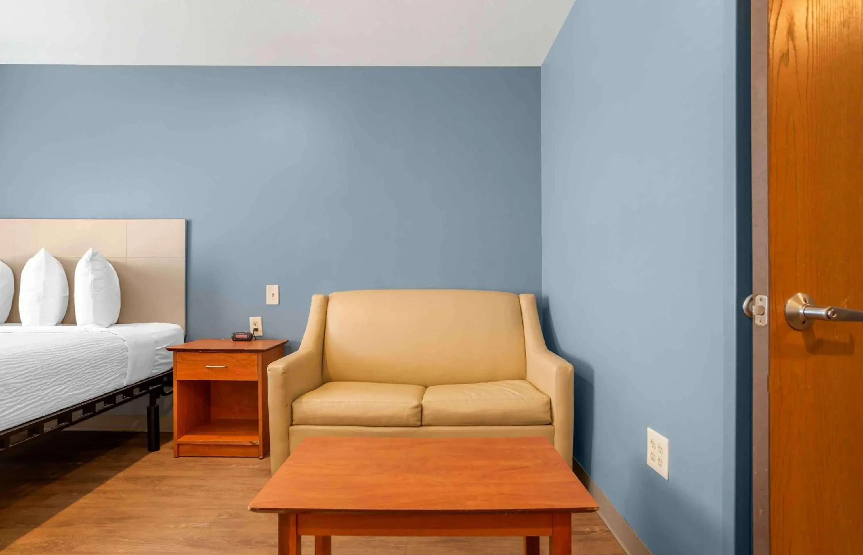 Bedroom, Bed in Extended Stay America Select Suites - Tallahassee - Northwest Bedroom, Bed in Extended Stay America Select Suites - Tallahassee - Northwest