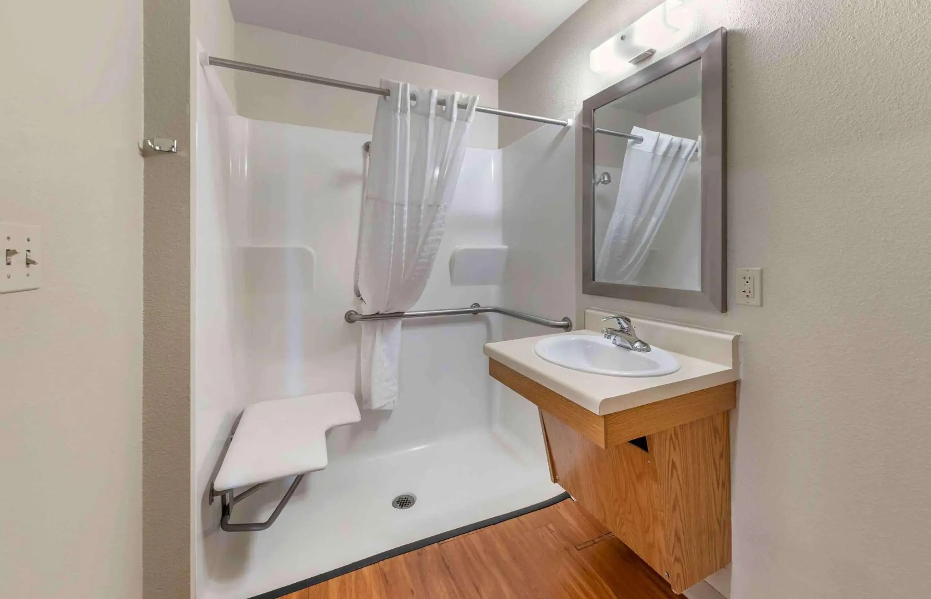 Bathroom in Extended Stay America Select Suites - Oklahoma City - Norman