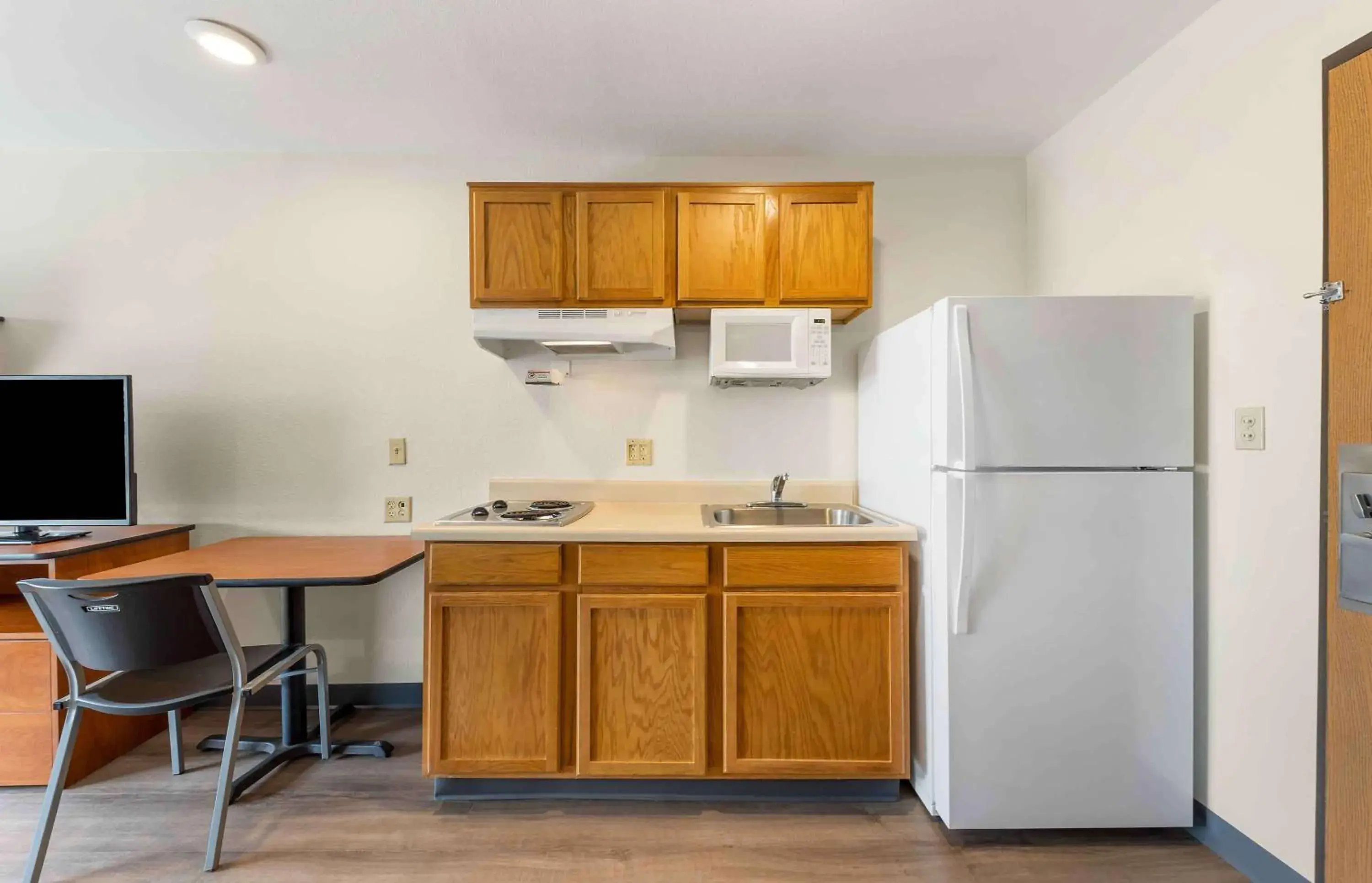 Bedroom, Kitchen/Kitchenette in Extended Stay America Select Suites - Oklahoma City - Norman