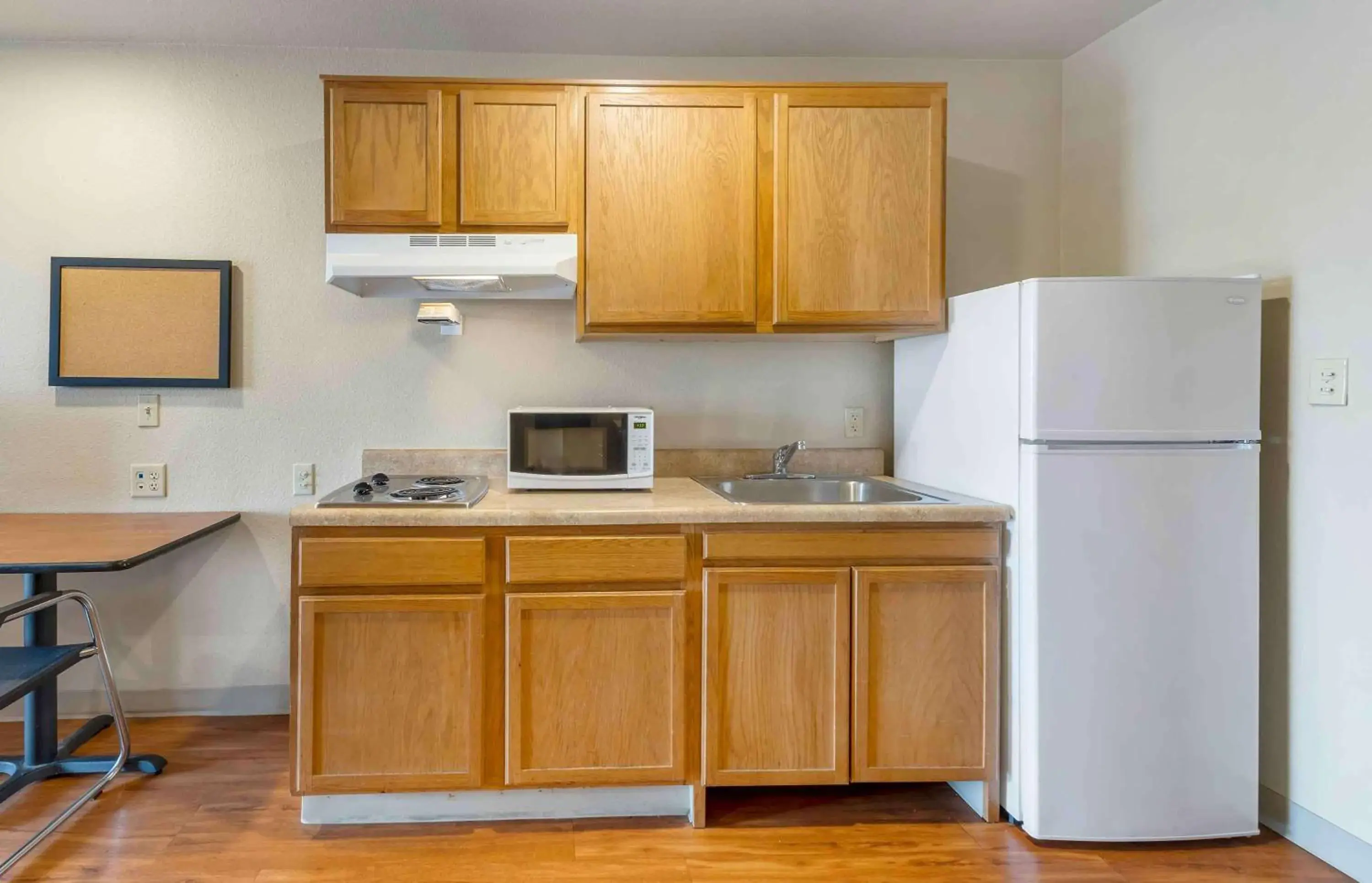 Bedroom, Kitchen/Kitchenette in Extended Stay America Select Suites - Oklahoma City - Norman