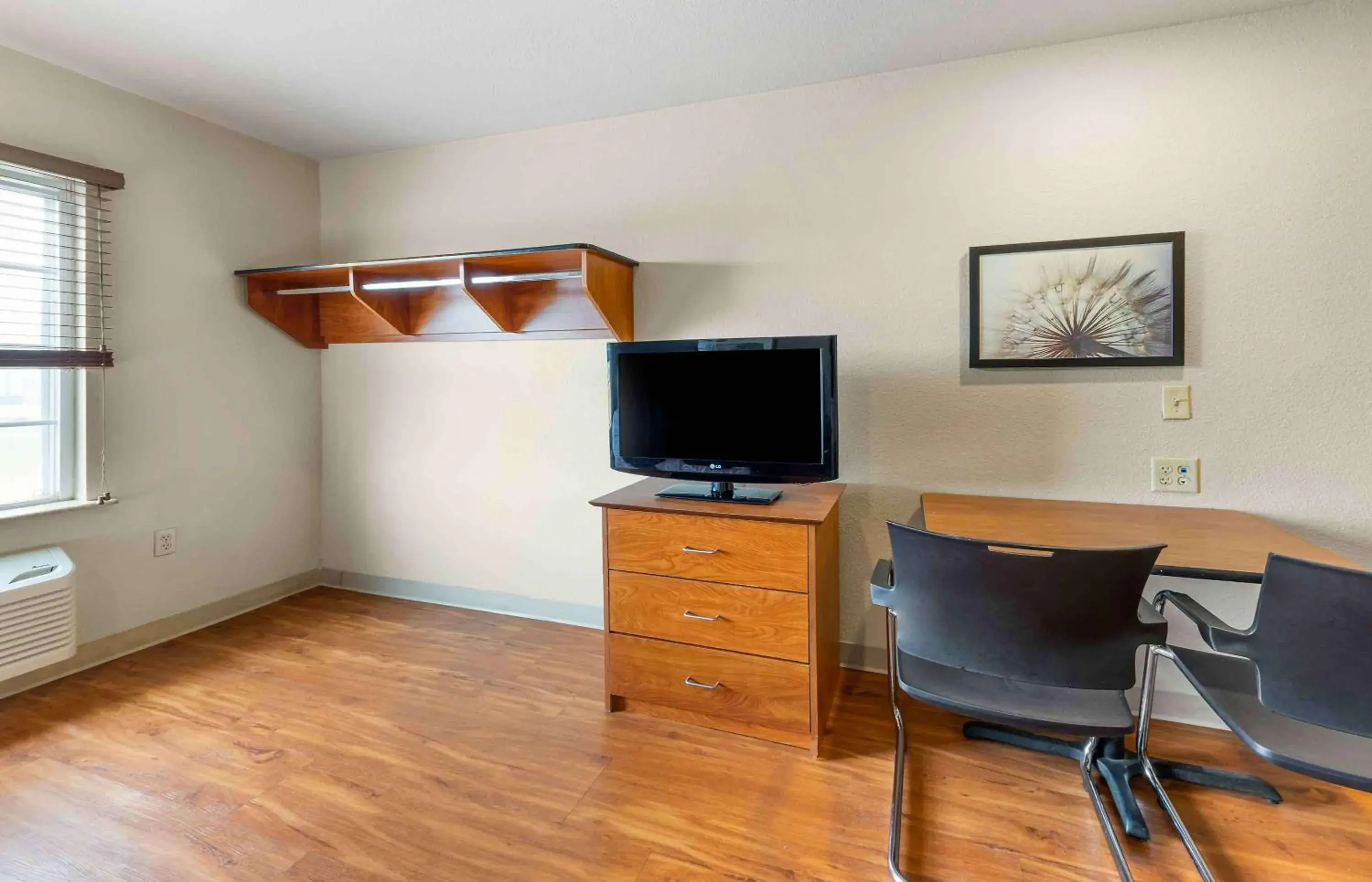 Bedroom, TV/Entertainment Center in Extended Stay America Select Suites - Oklahoma City - Norman