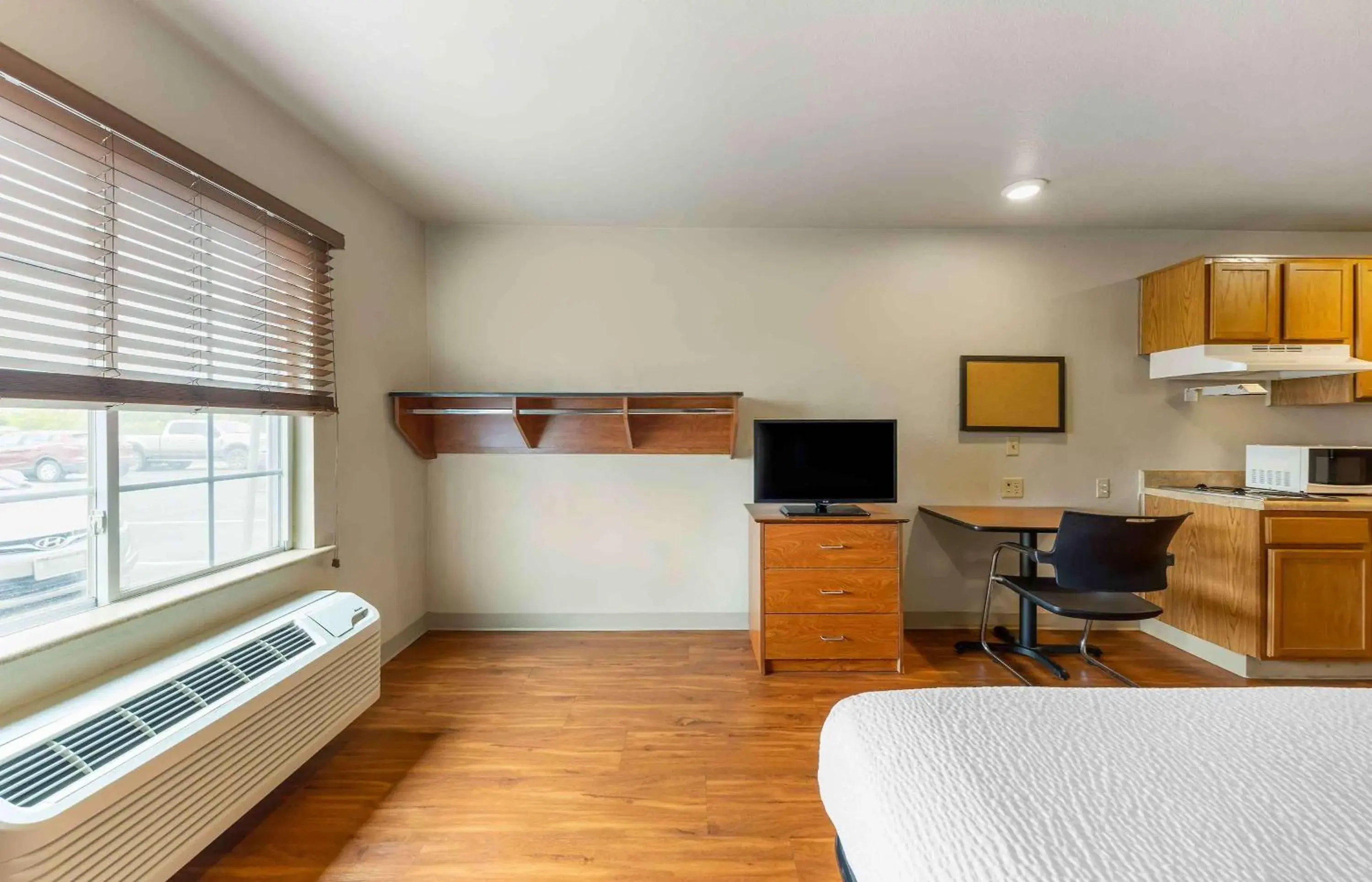 Bedroom, Kitchen/Kitchenette in Extended Stay America Select Suites - Oklahoma City - Norman