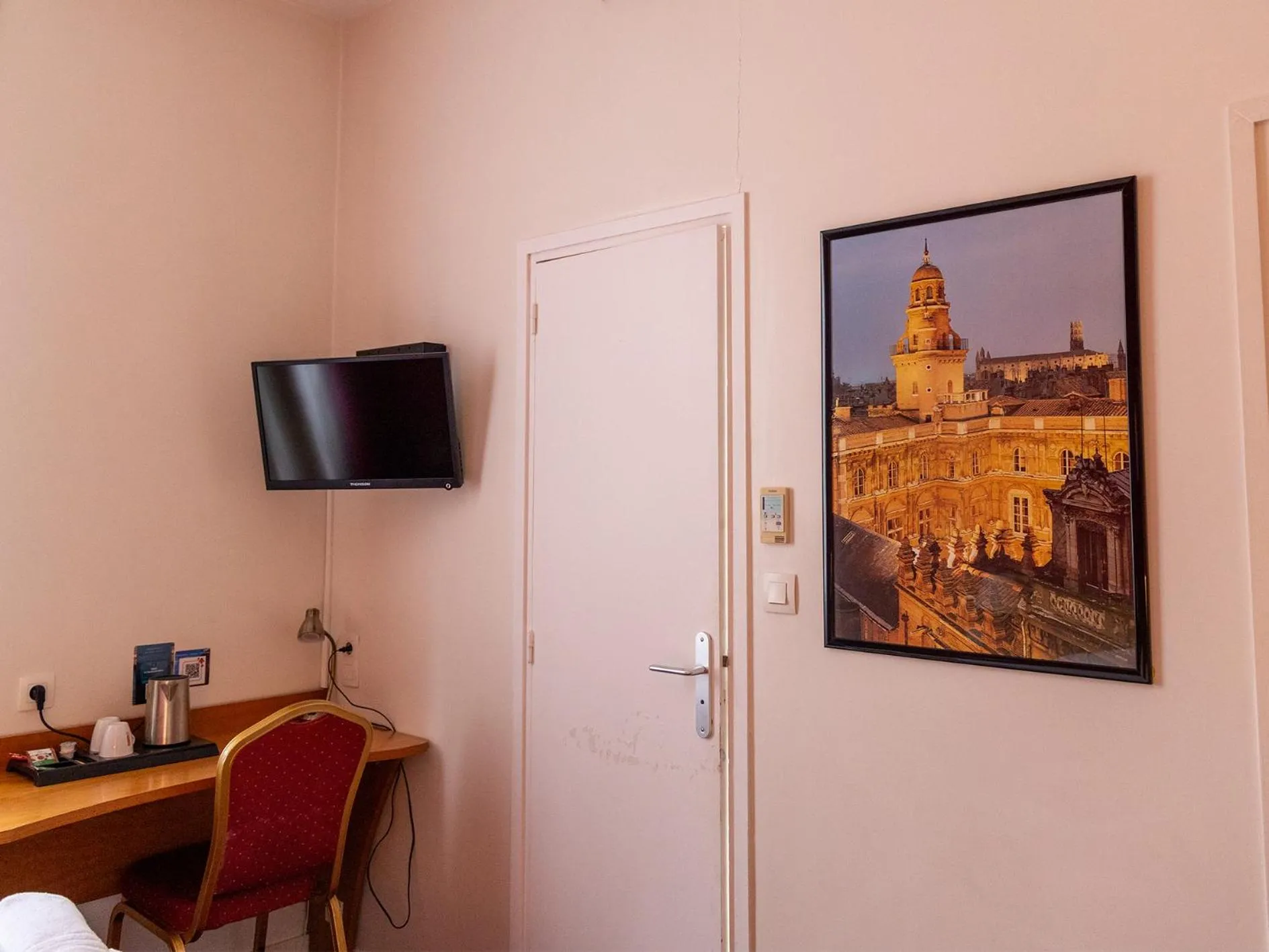 TV and multimedia in Le Clocher de Rodez Centre Gare