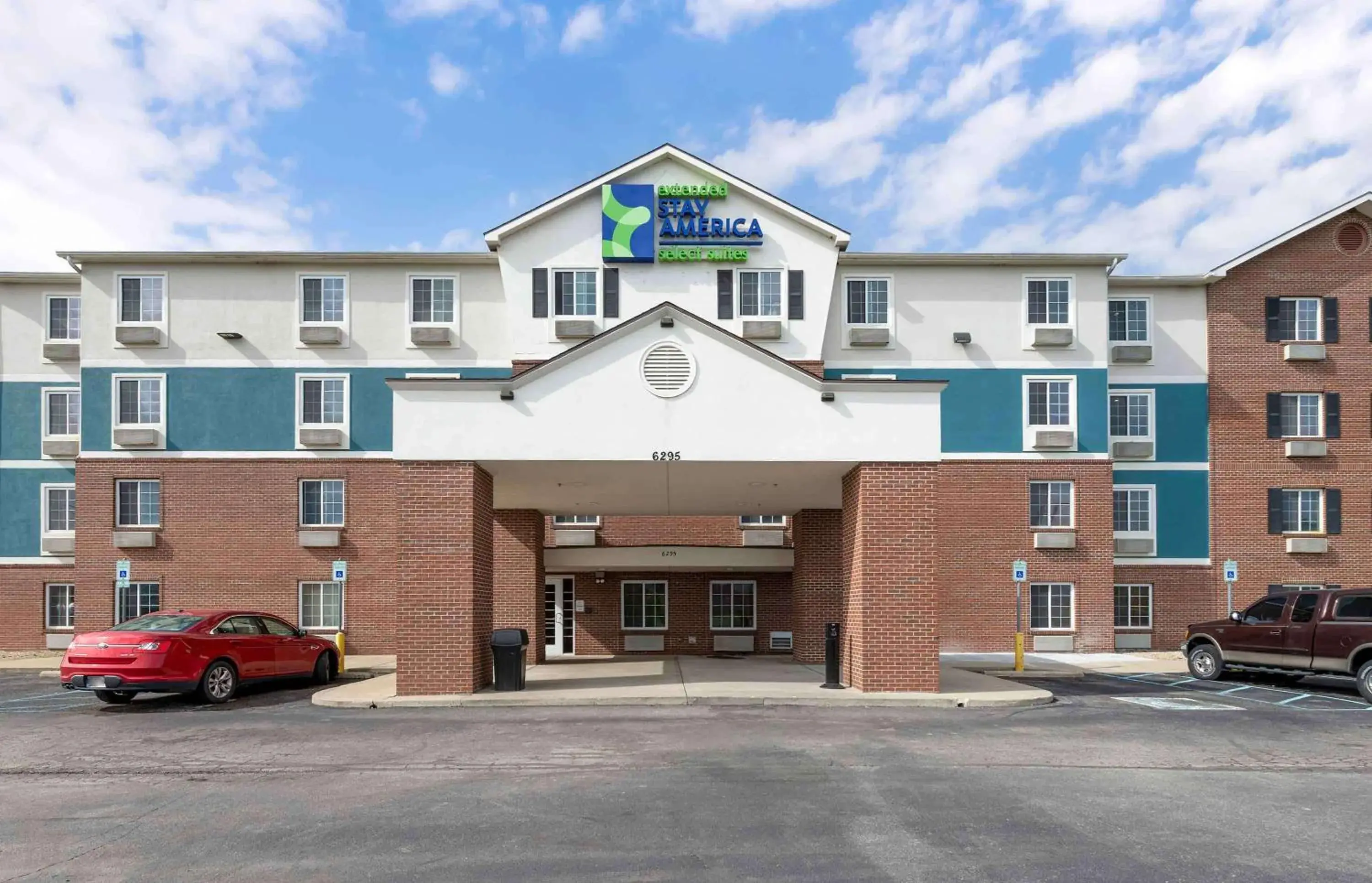 Property building in Extended Stay America Select Suites - Indianapolis - Plainfield Property building in Extended Stay America Select Suites - Indianapolis - Plainfield