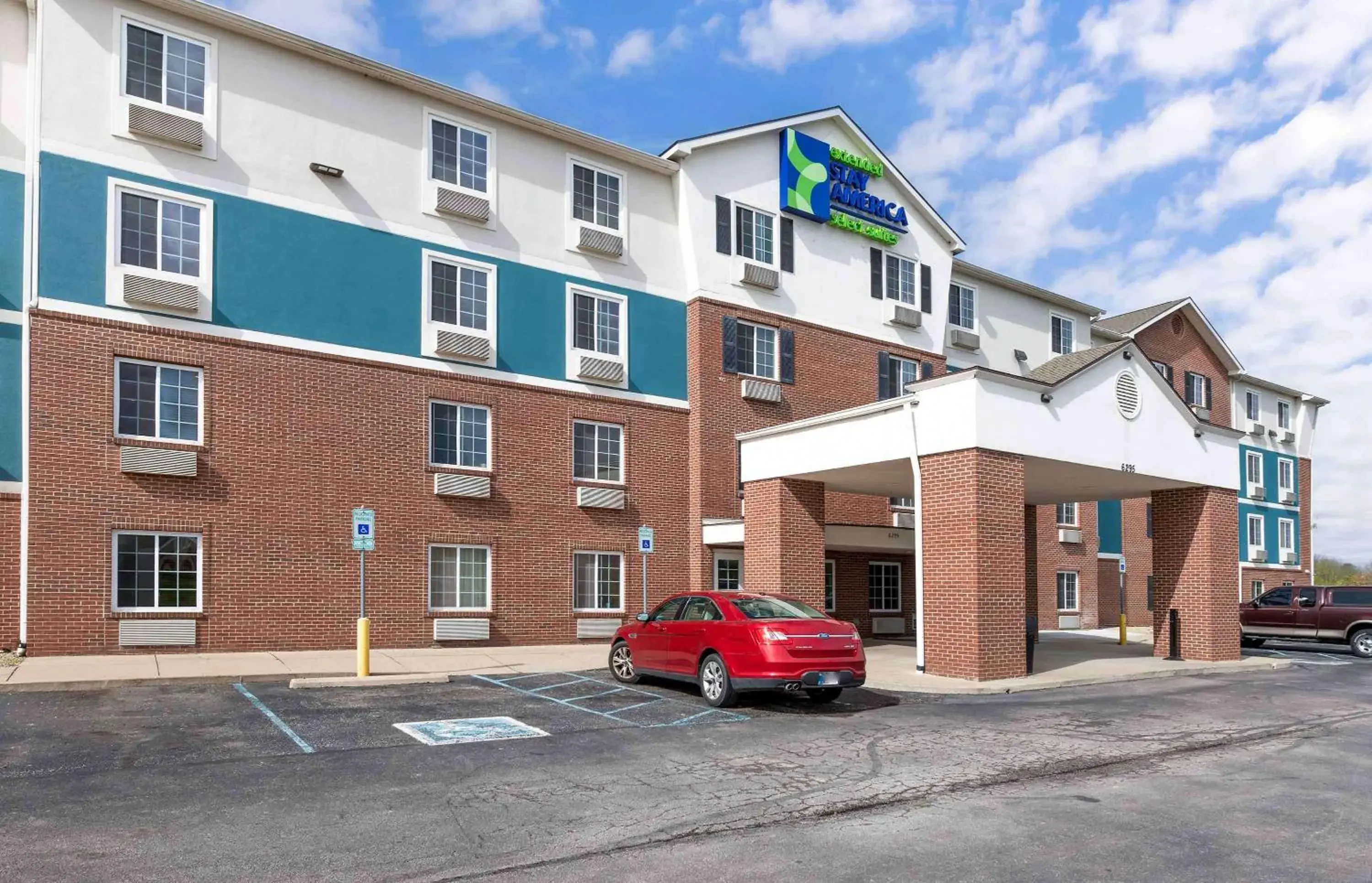 Property building in Extended Stay America Select Suites - Indianapolis - Plainfield Property building in Extended Stay America Select Suites - Indianapolis - Plainfield