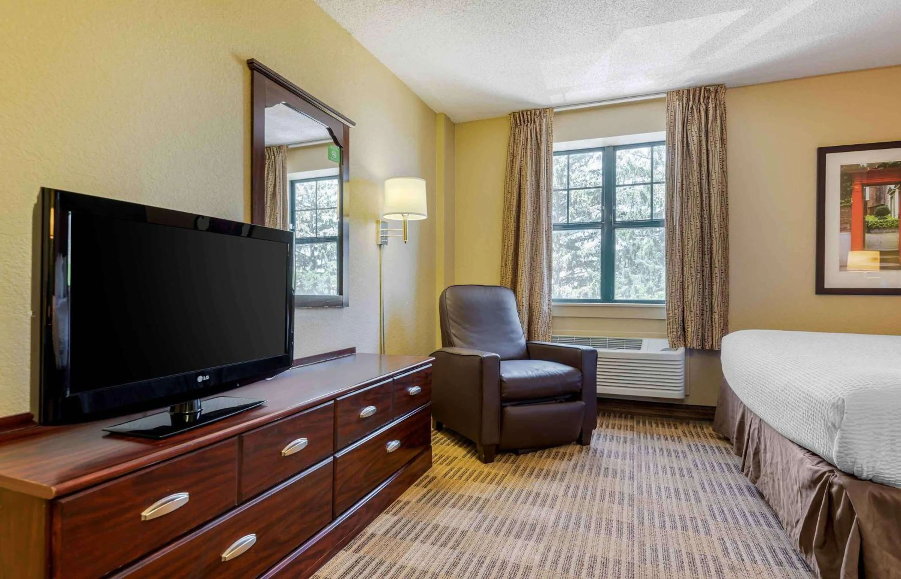 Bedroom, Bed in Extended Stay America Suites - Syracuse - Dewitt