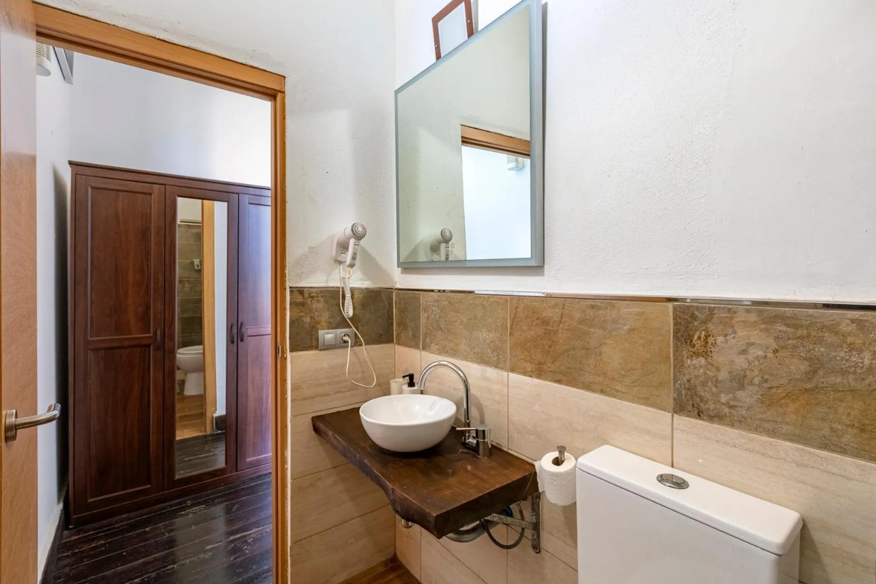 VALTISYA POOL AND AIRPORT