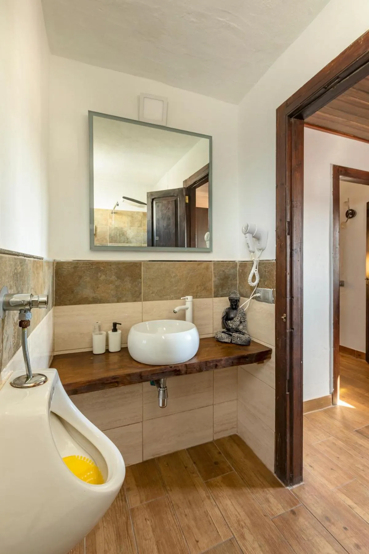 VALTISYA POOL AND AIRPORT