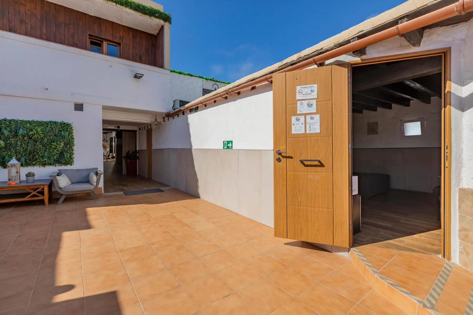 VALTISYA POOL AND AIRPORT