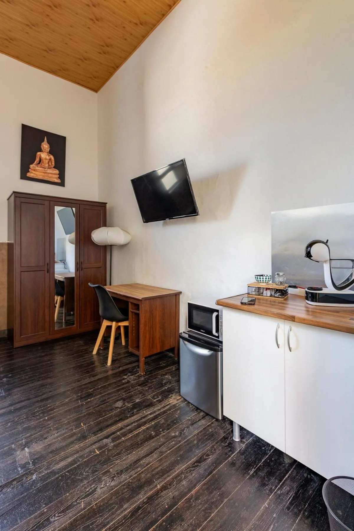 VALTISYA POOL AND AIRPORT