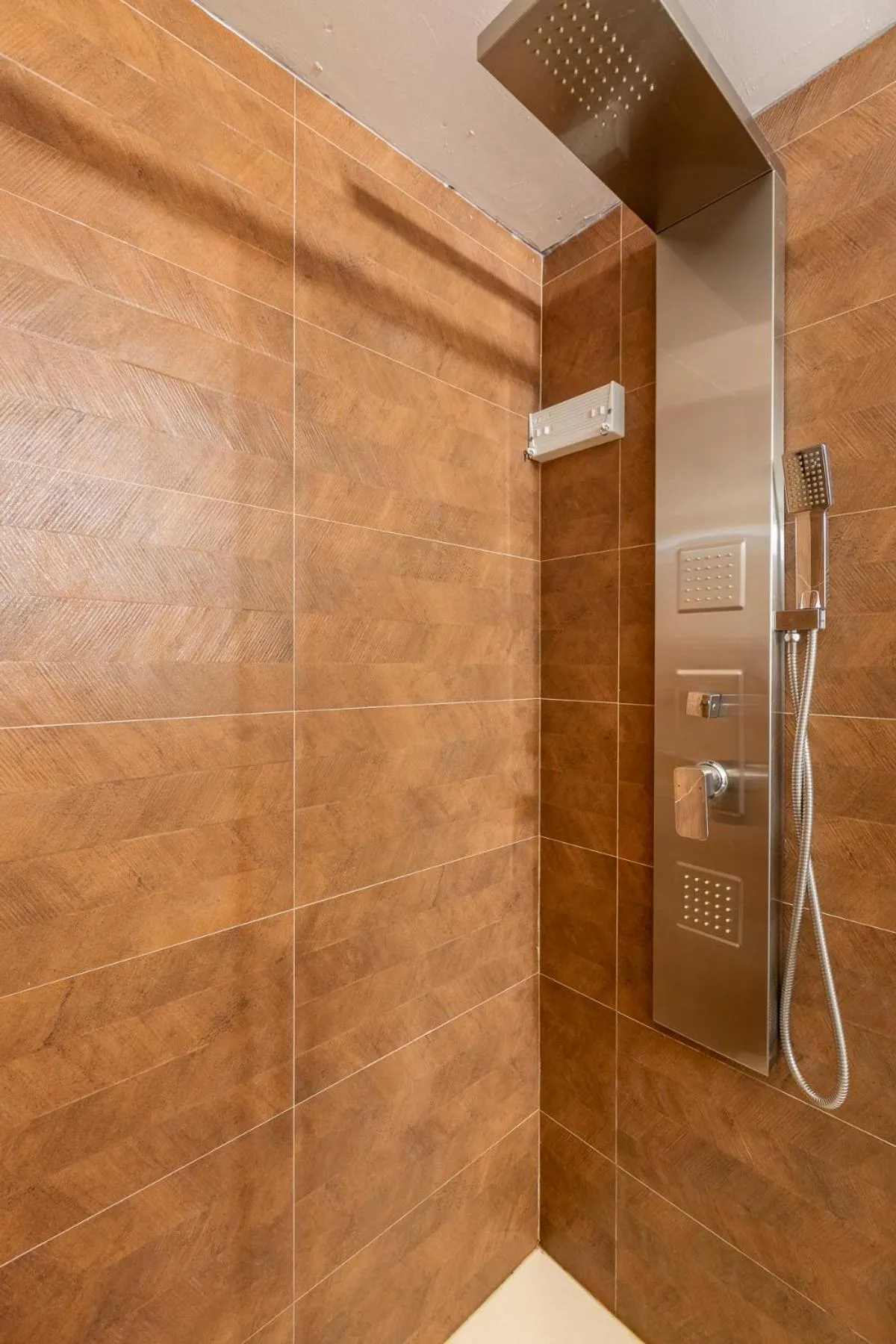 VALTISYA POOL AND AIRPORT