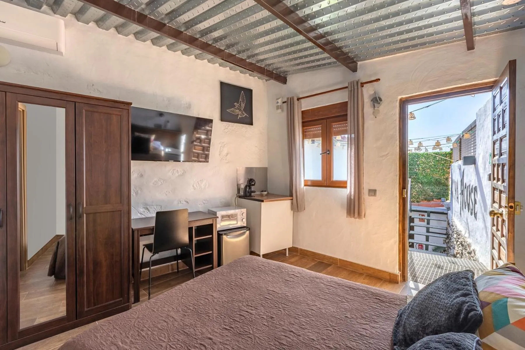 VALTISYA POOL AND AIRPORT