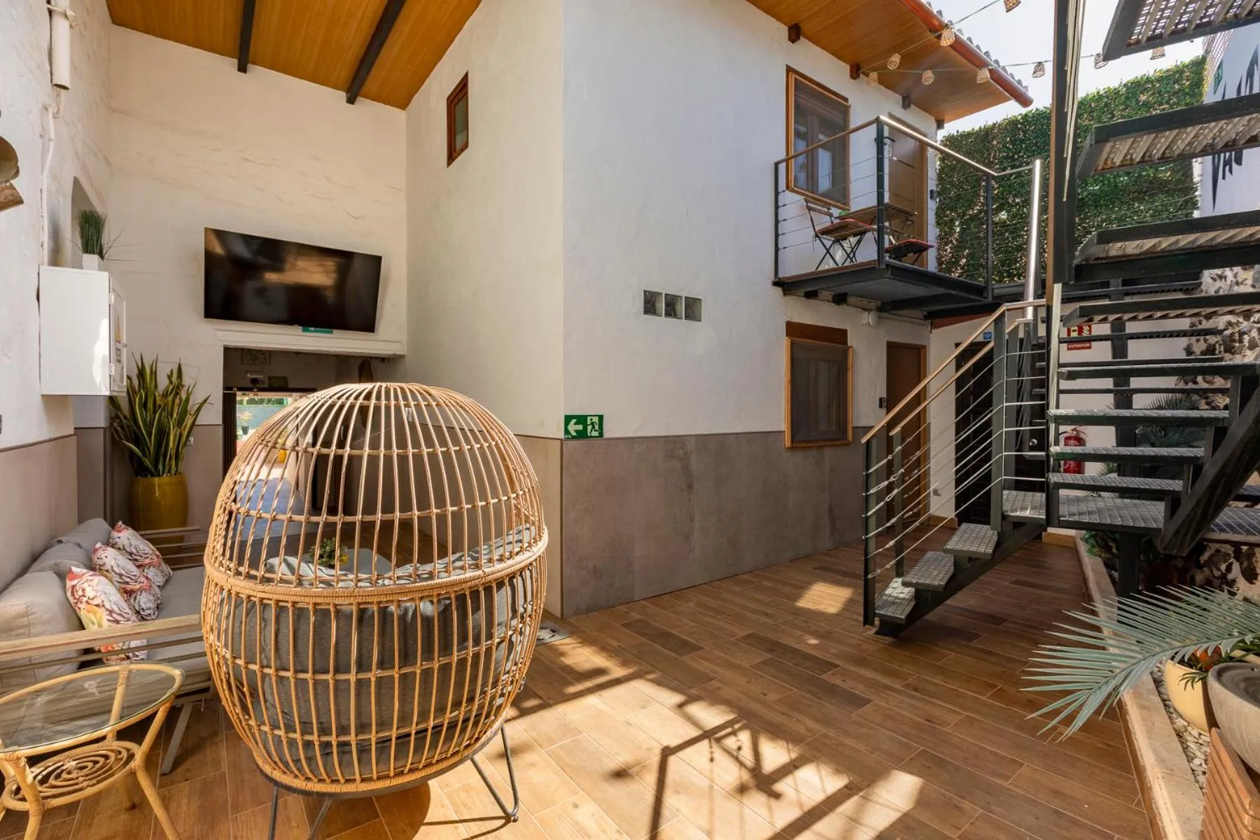 VALTISYA POOL AND AIRPORT