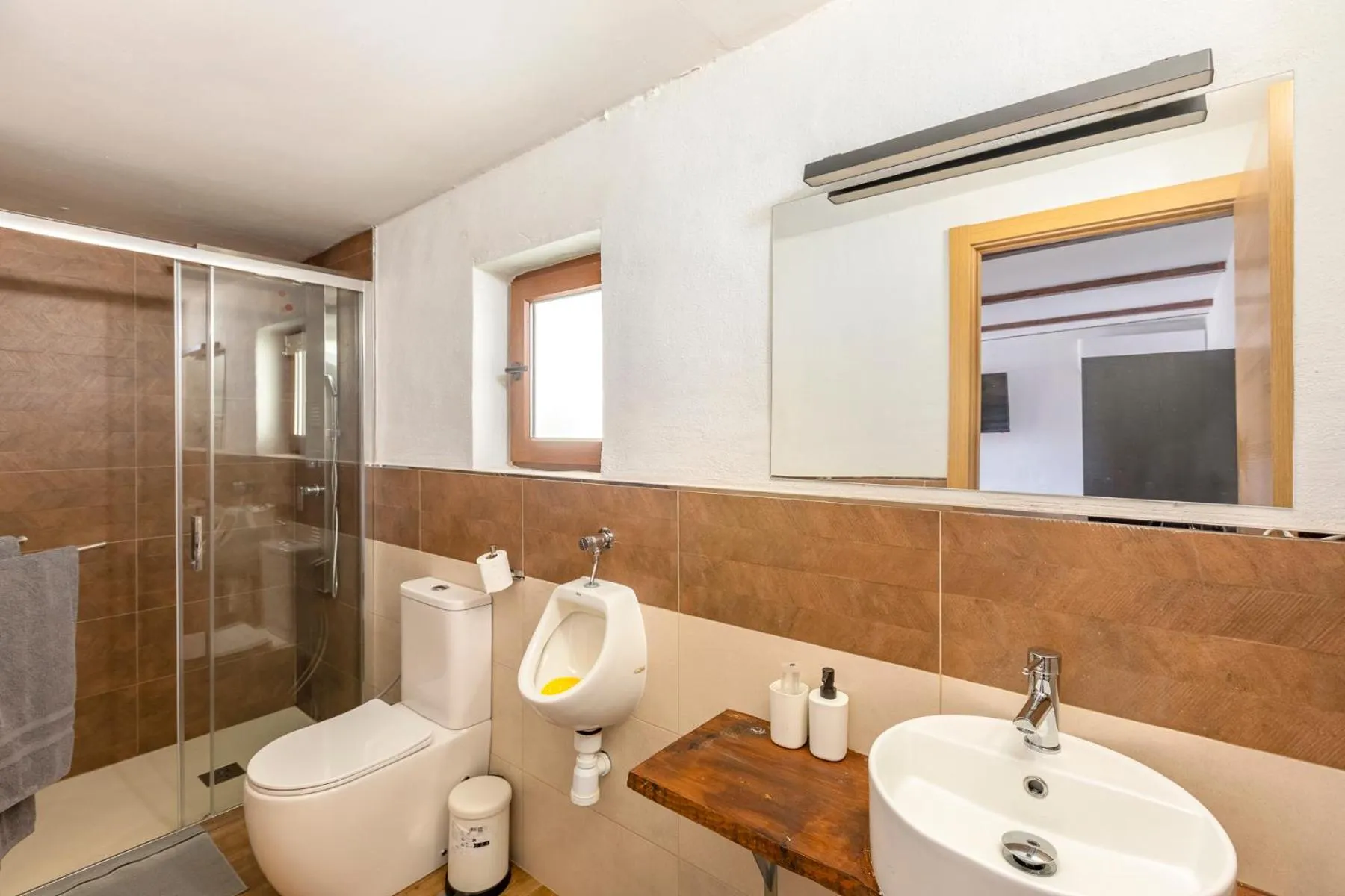 VALTISYA POOL AND AIRPORT