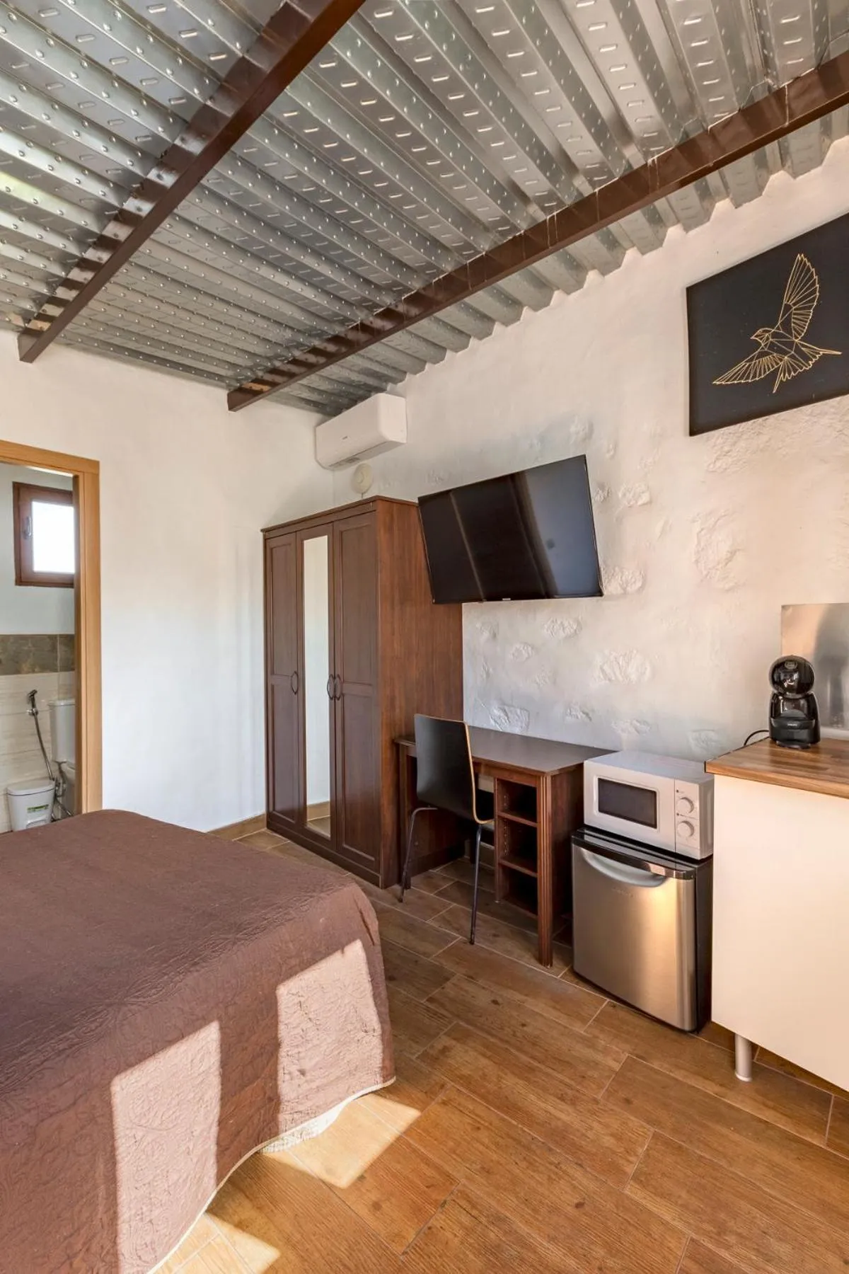 Bed in VALTISYA POOL AND AIRPORT