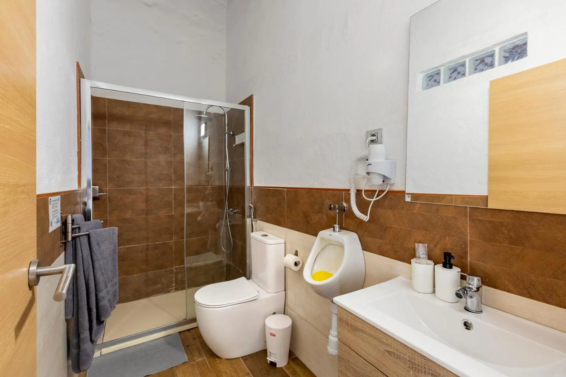 VALTISYA POOL AND AIRPORT