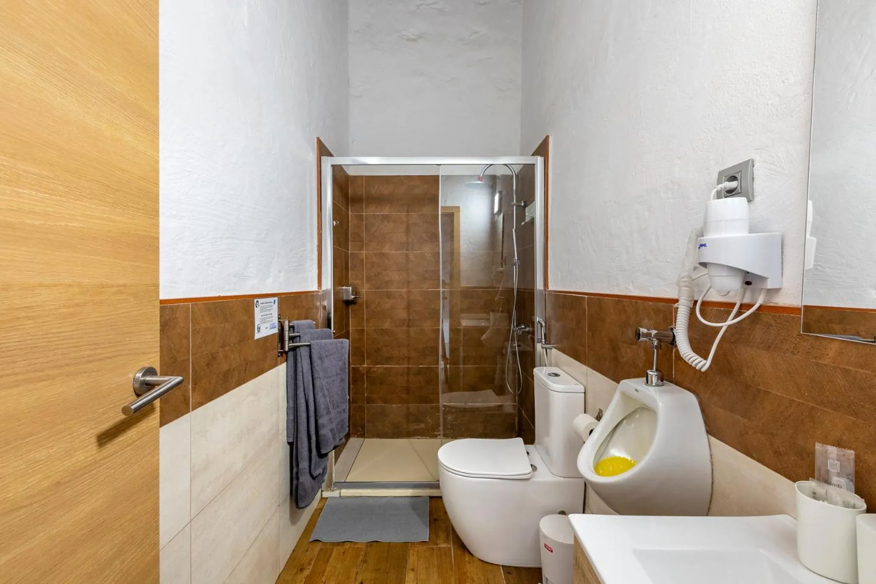 VALTISYA POOL AND AIRPORT