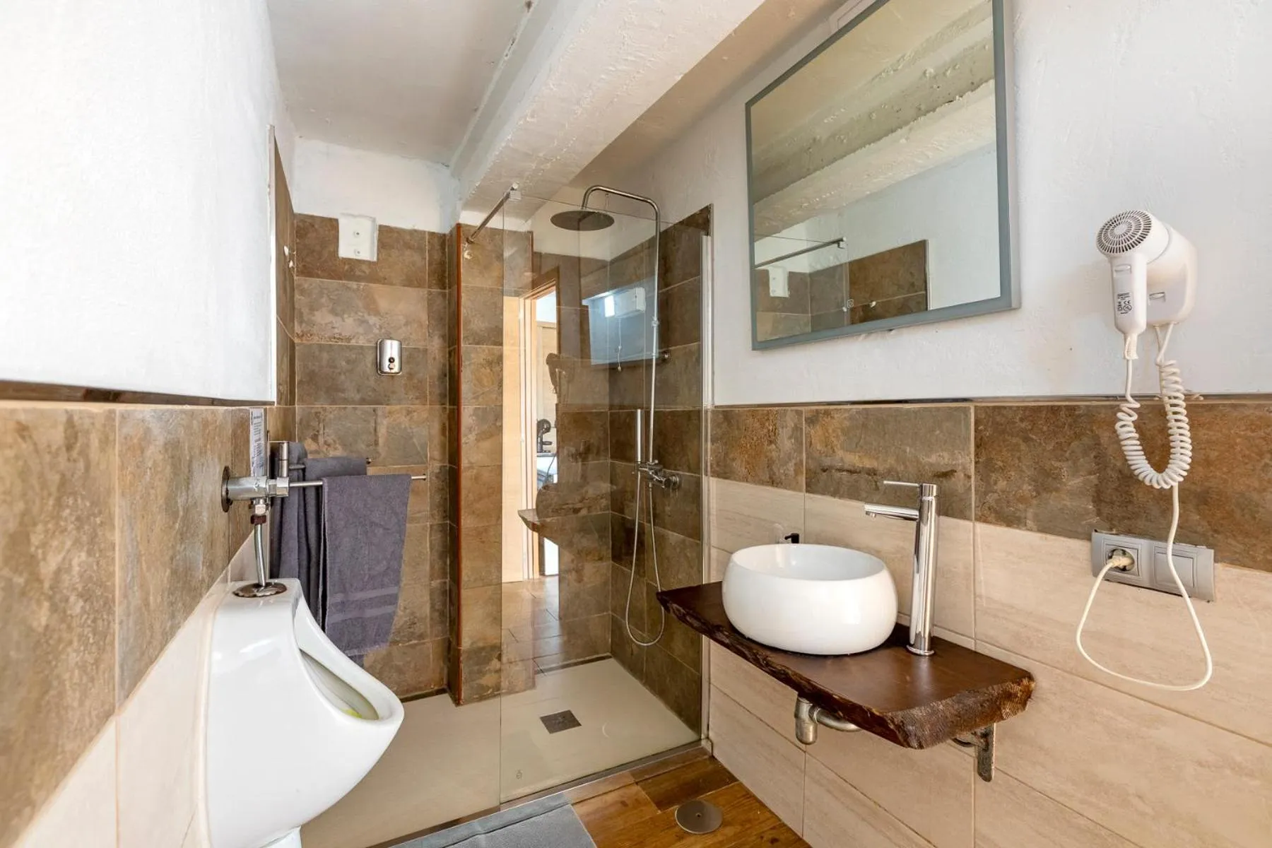 VALTISYA POOL AND AIRPORT