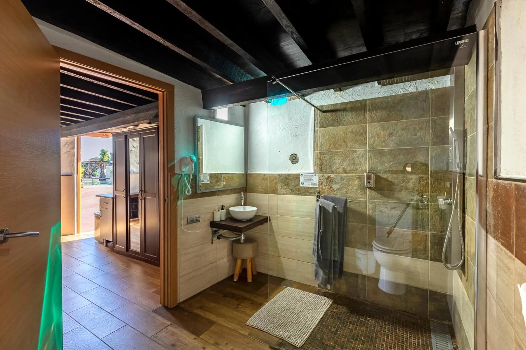 VALTISYA POOL AND AIRPORT