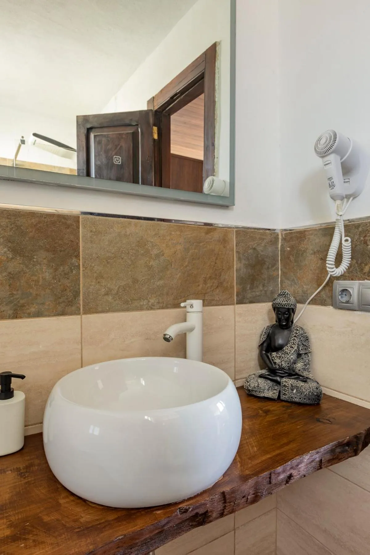 VALTISYA POOL AND AIRPORT