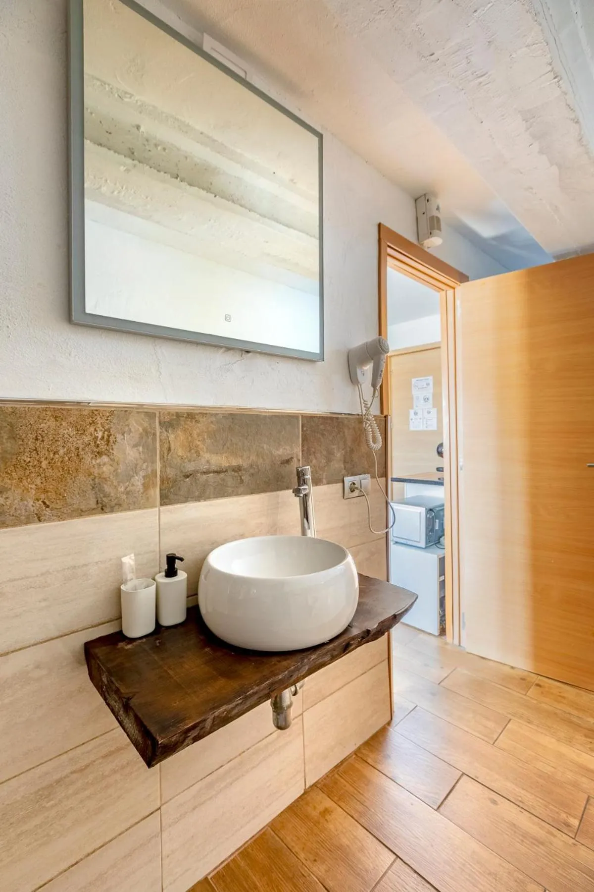 VALTISYA POOL AND AIRPORT