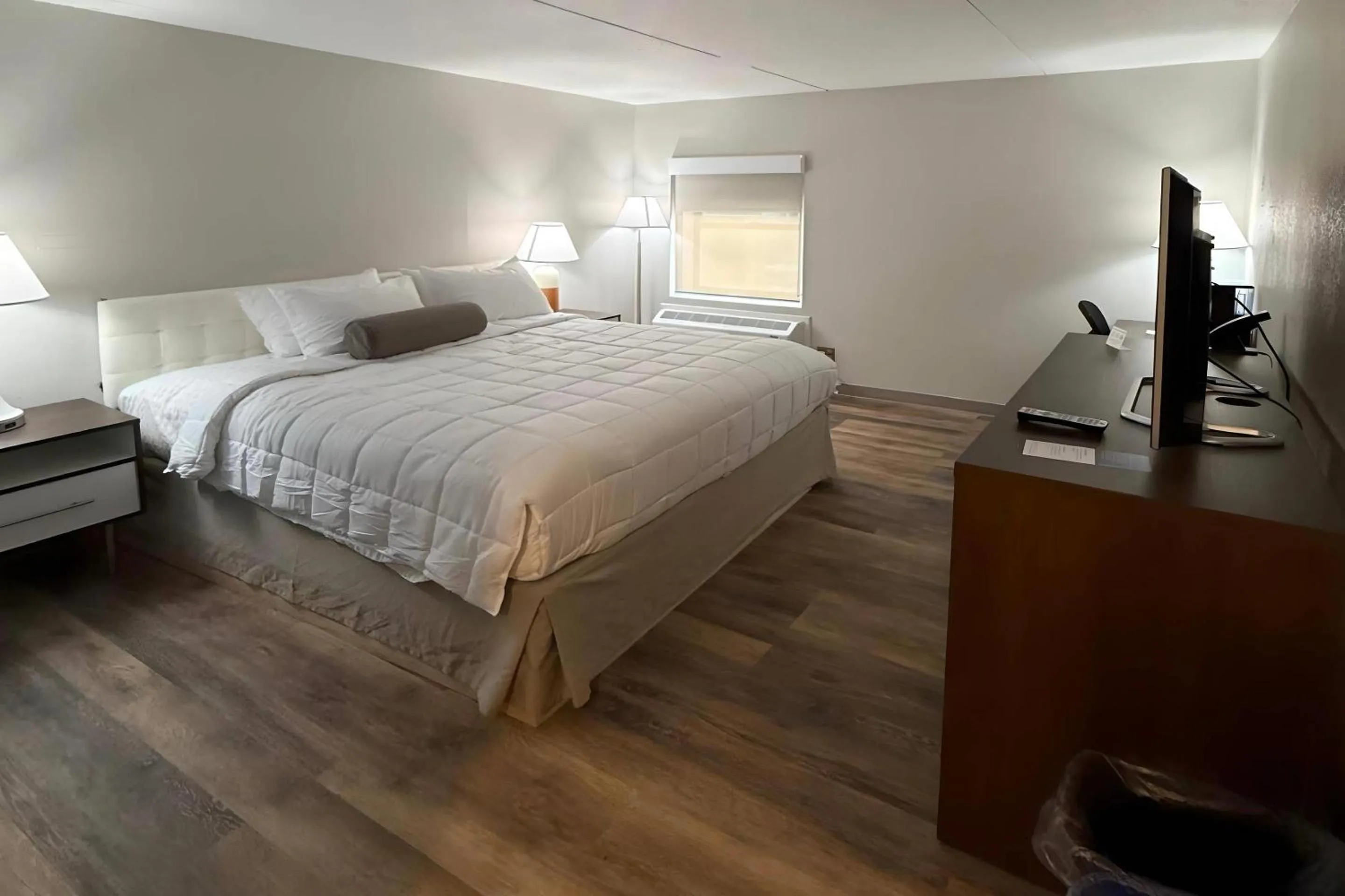 Bedroom, Bed in Germaine Inn South Portland