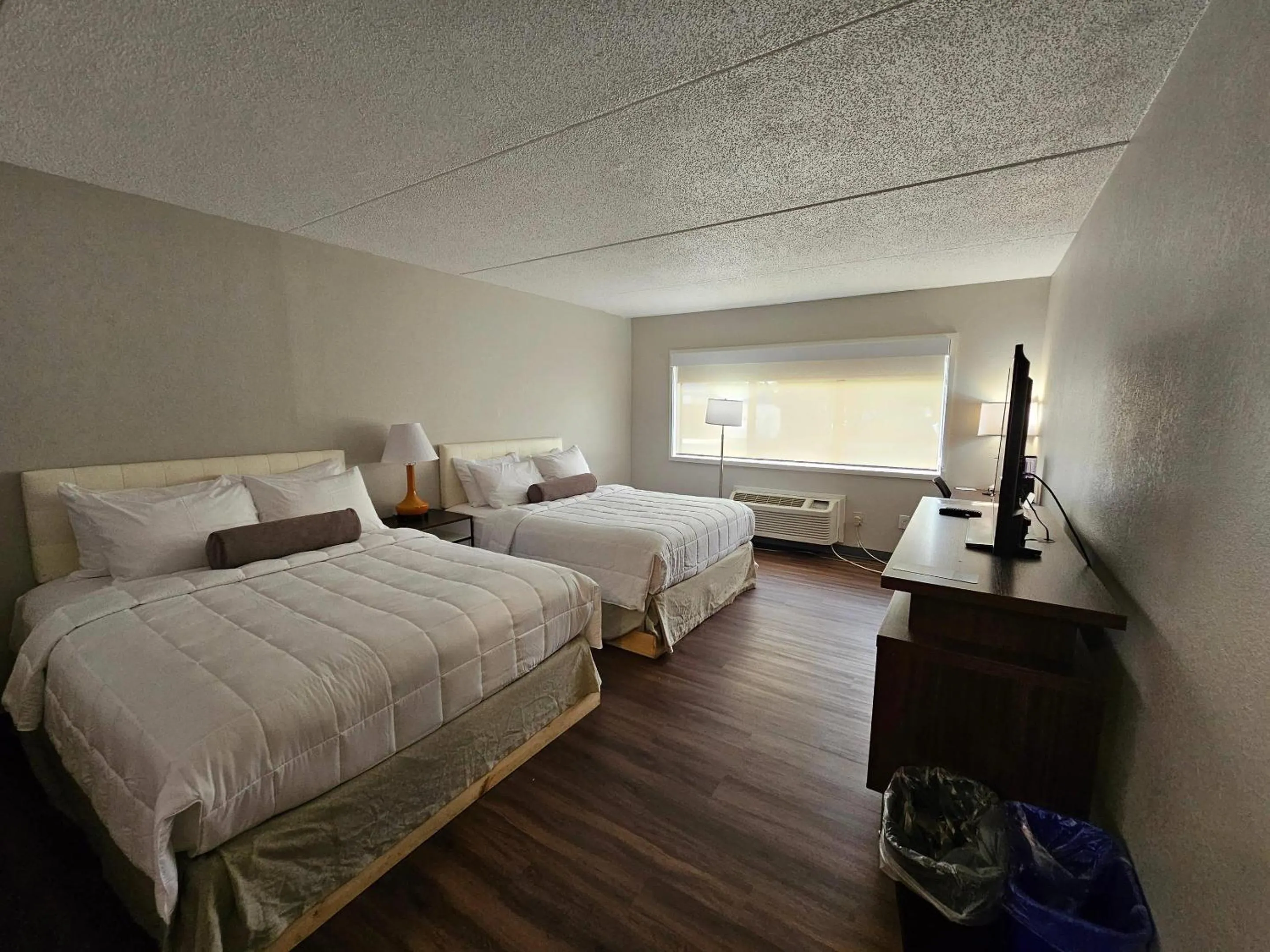 Bedroom, Bed in Germaine Inn South Portland