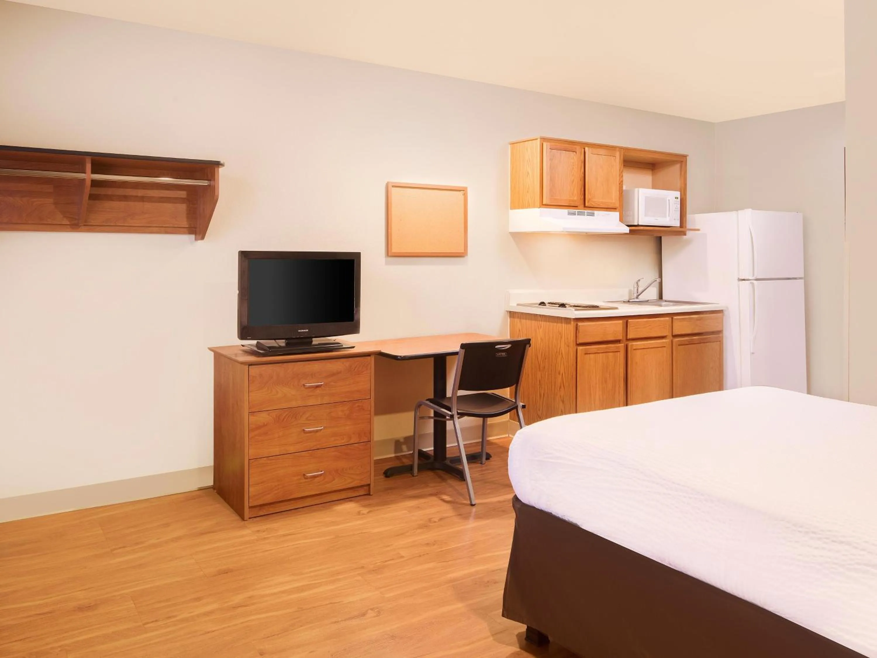 Kitchen or kitchenette, Bed in Extended Stay America Select Suites - Fayetteville - Cliffdale