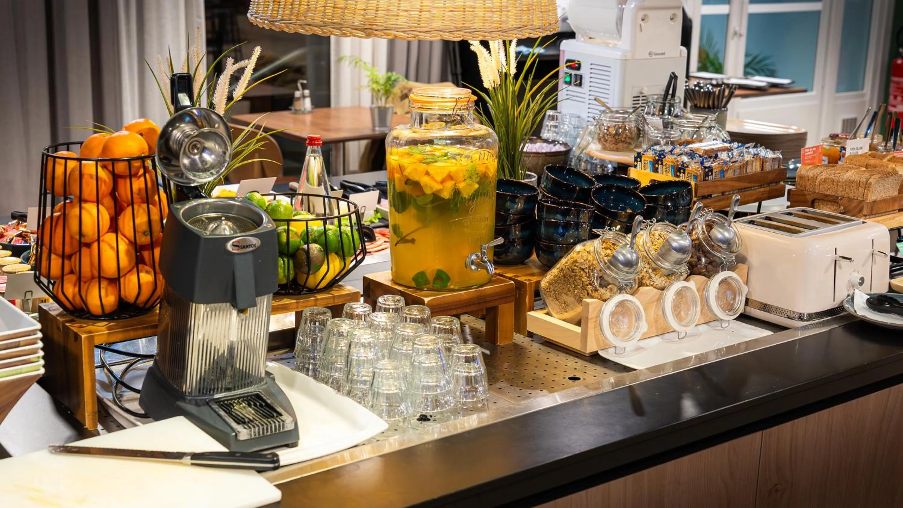 Food and drinks in Campanile NATURE - Bordeaux Lac