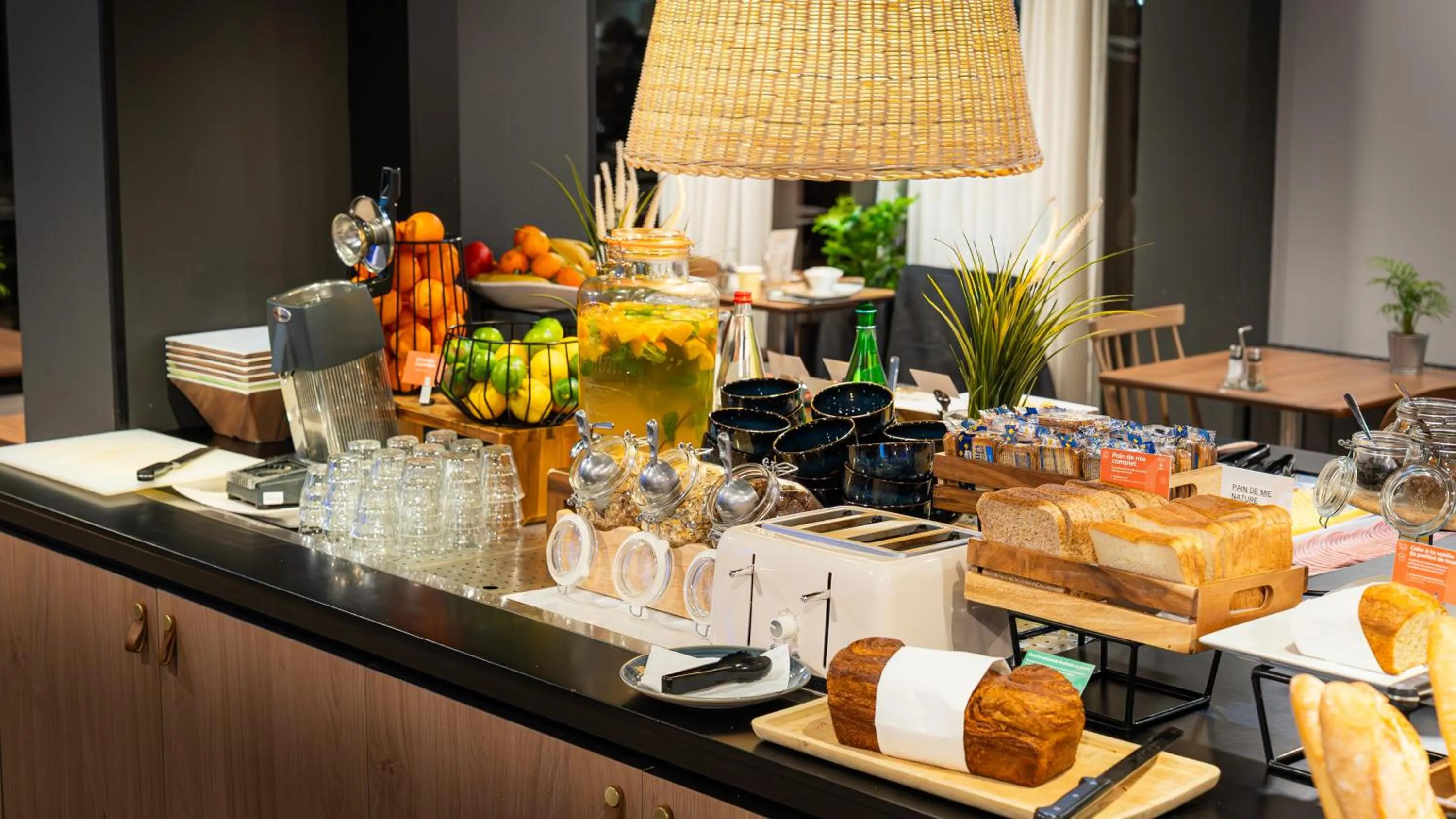 Food and drinks in Campanile NATURE - Bordeaux Lac