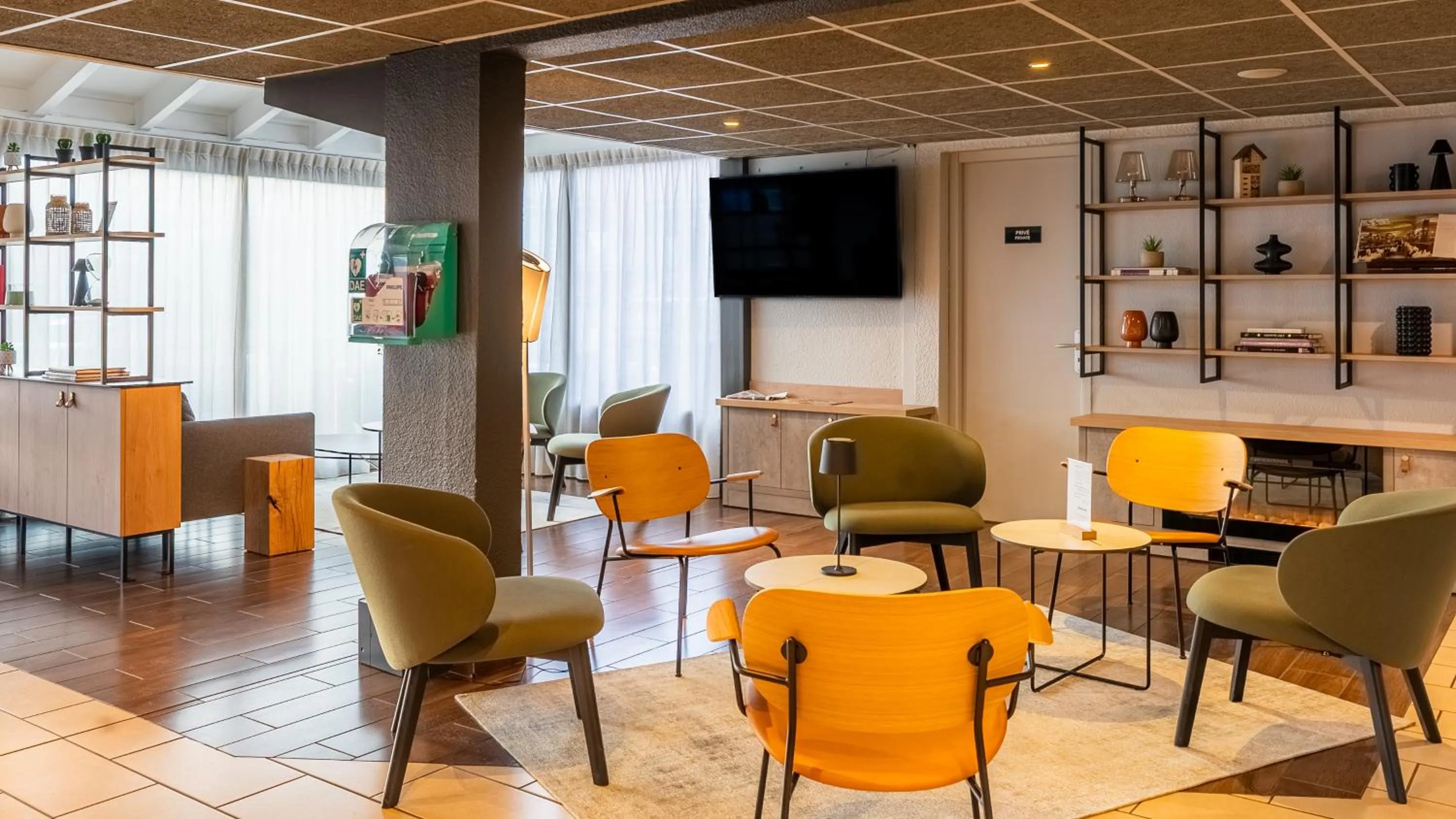 TV and multimedia in Campanile NATURE - Bordeaux Lac