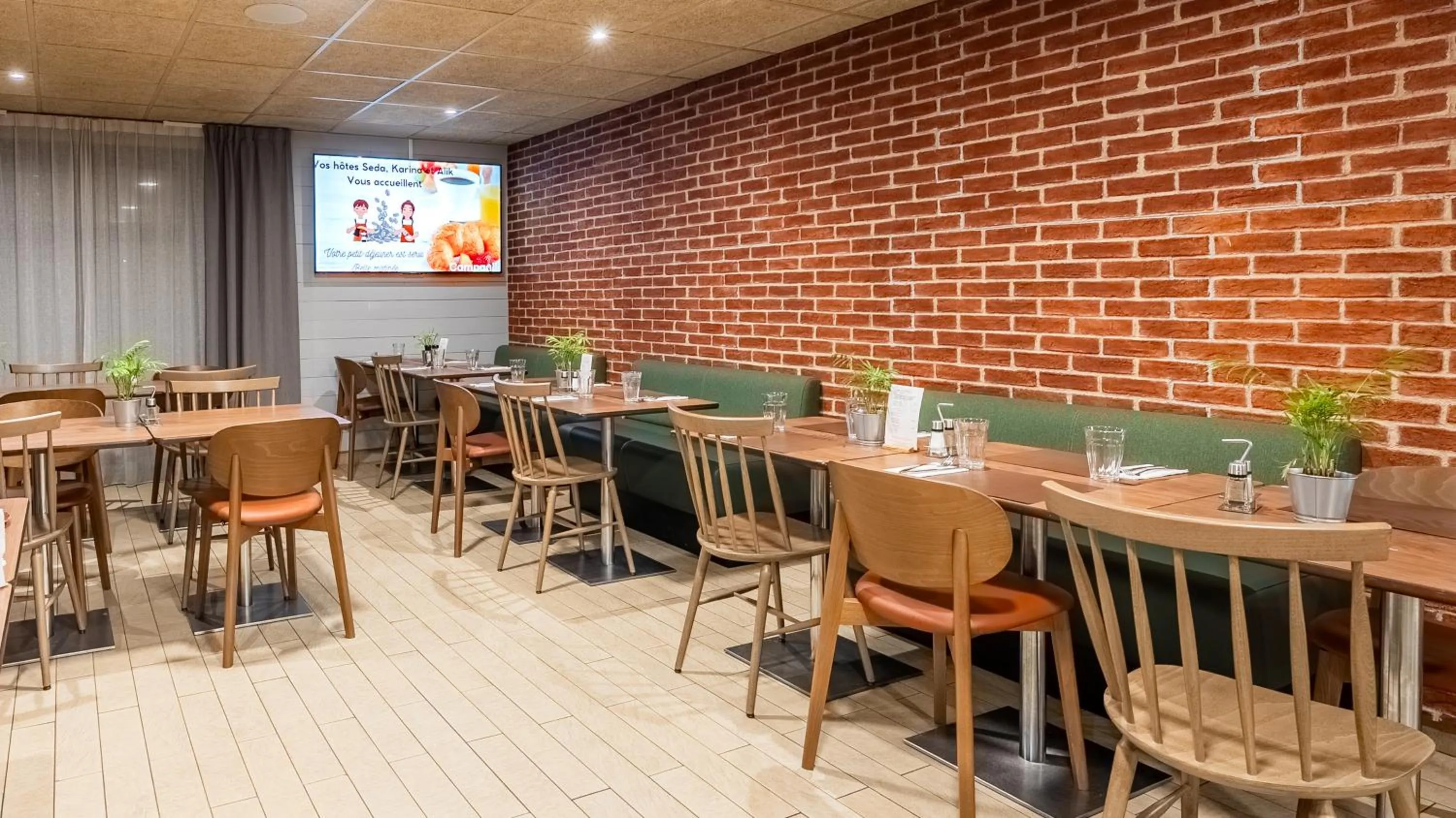 Restaurant/places to eat in Campanile NATURE - Bordeaux Lac