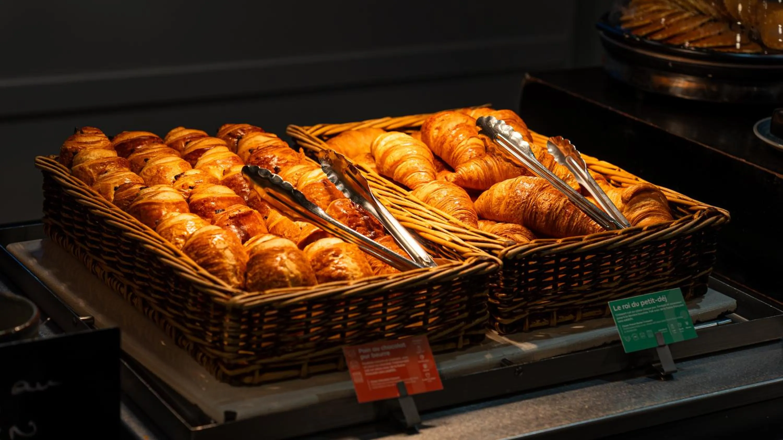 Food and drinks in Campanile NATURE - Bordeaux Lac