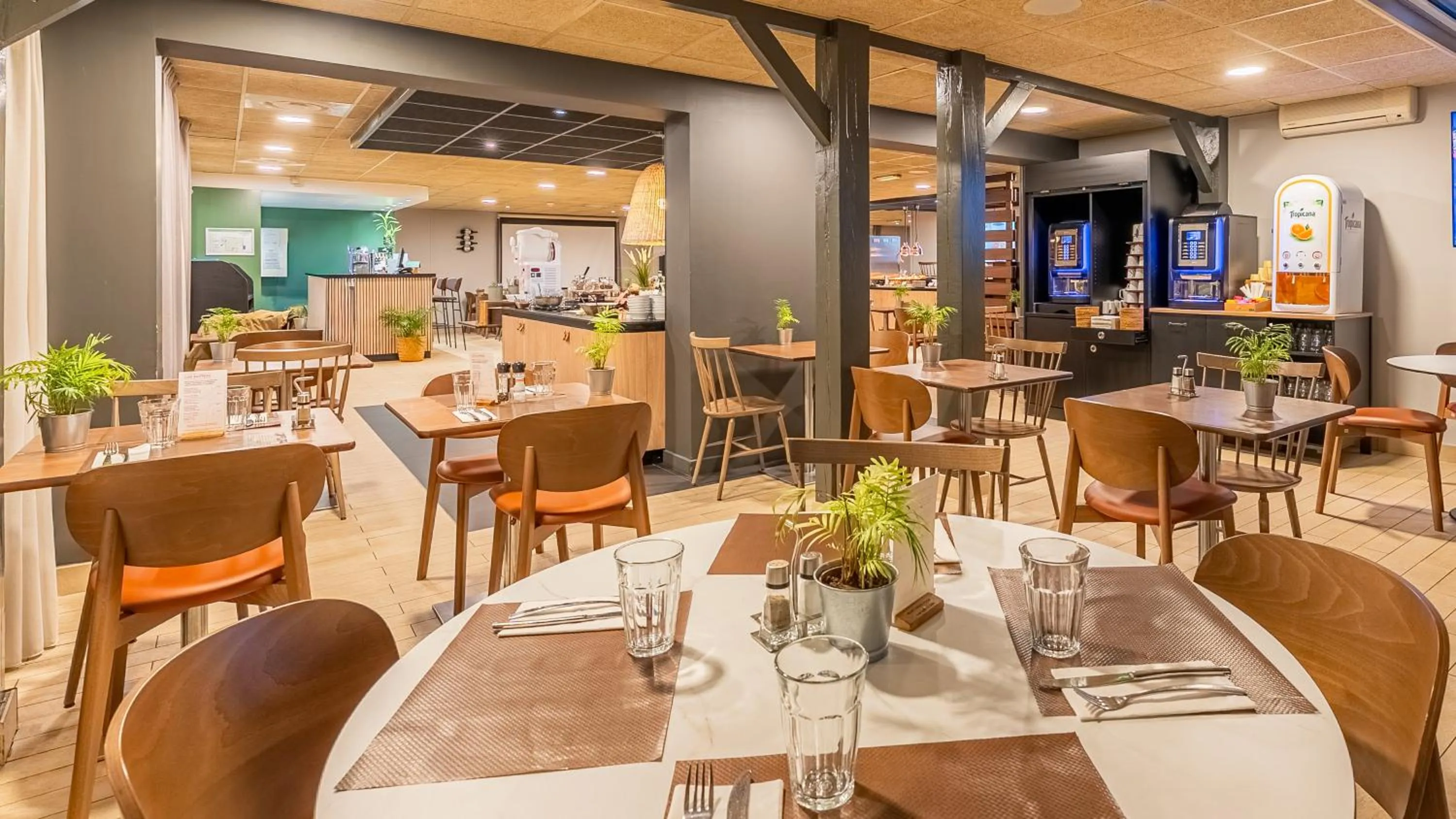 Restaurant/places to eat in Campanile NATURE - Bordeaux Lac