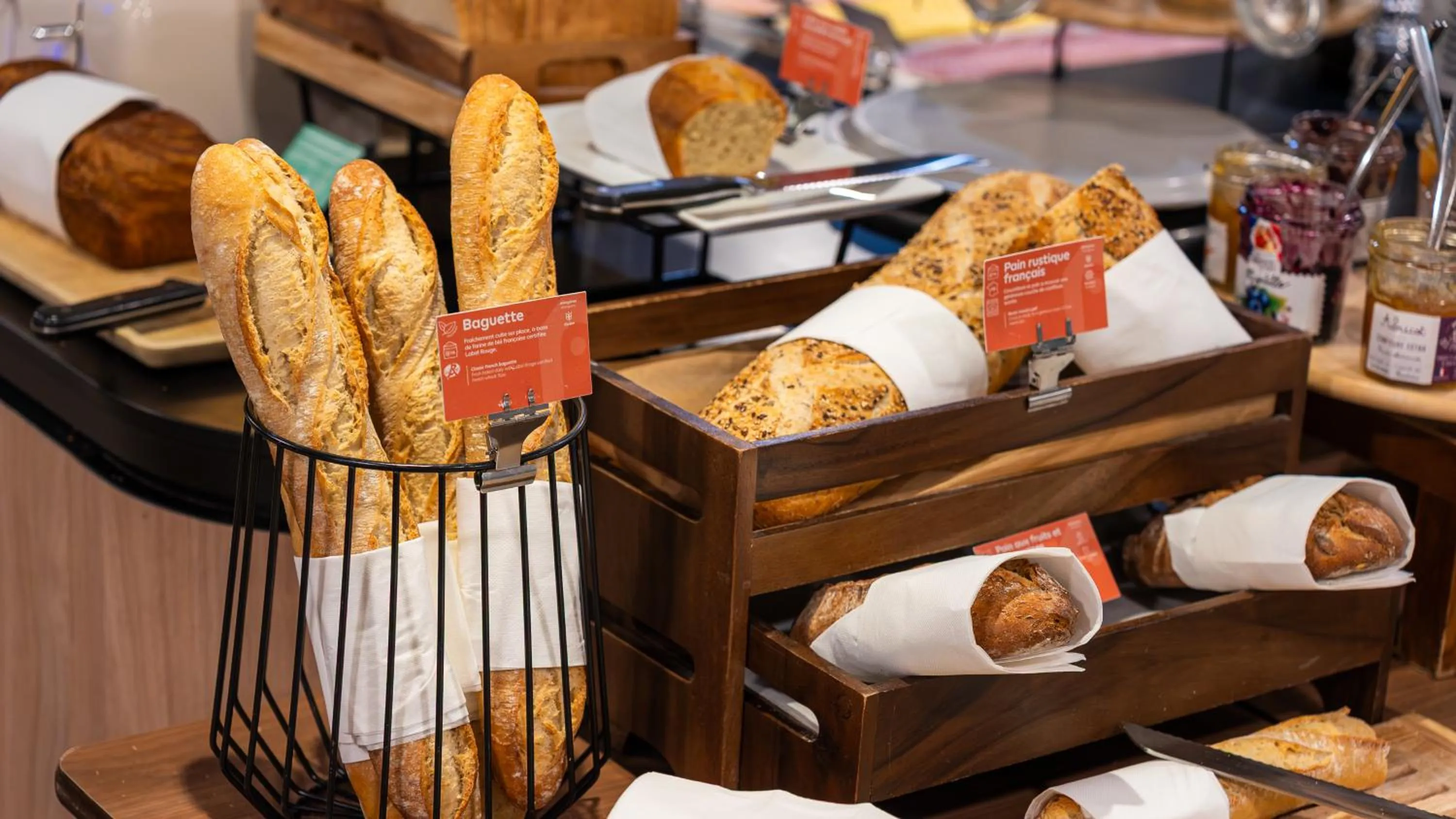 Food and drinks in Campanile NATURE - Bordeaux Lac