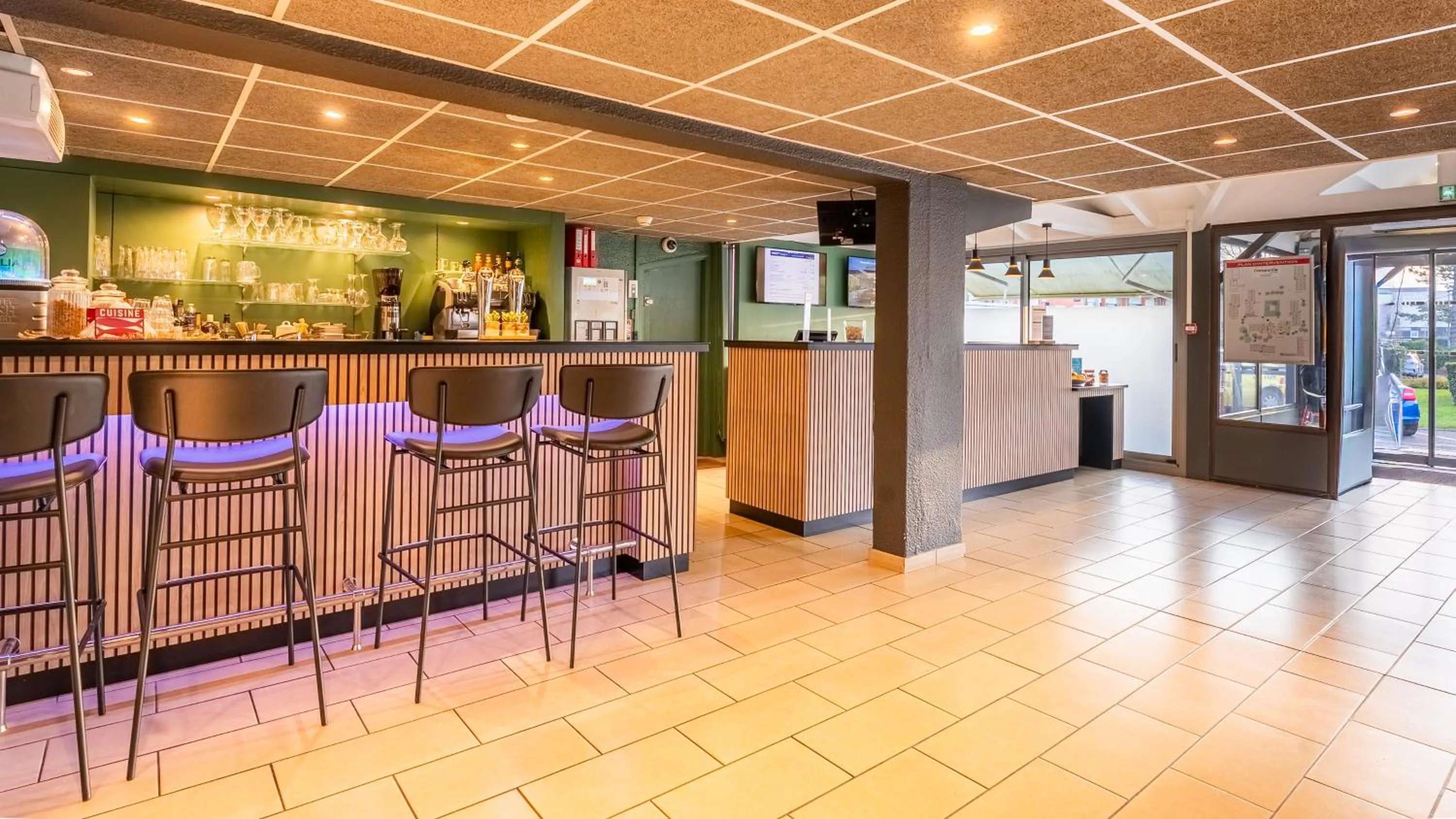 Lobby or reception in Campanile NATURE - Bordeaux Lac