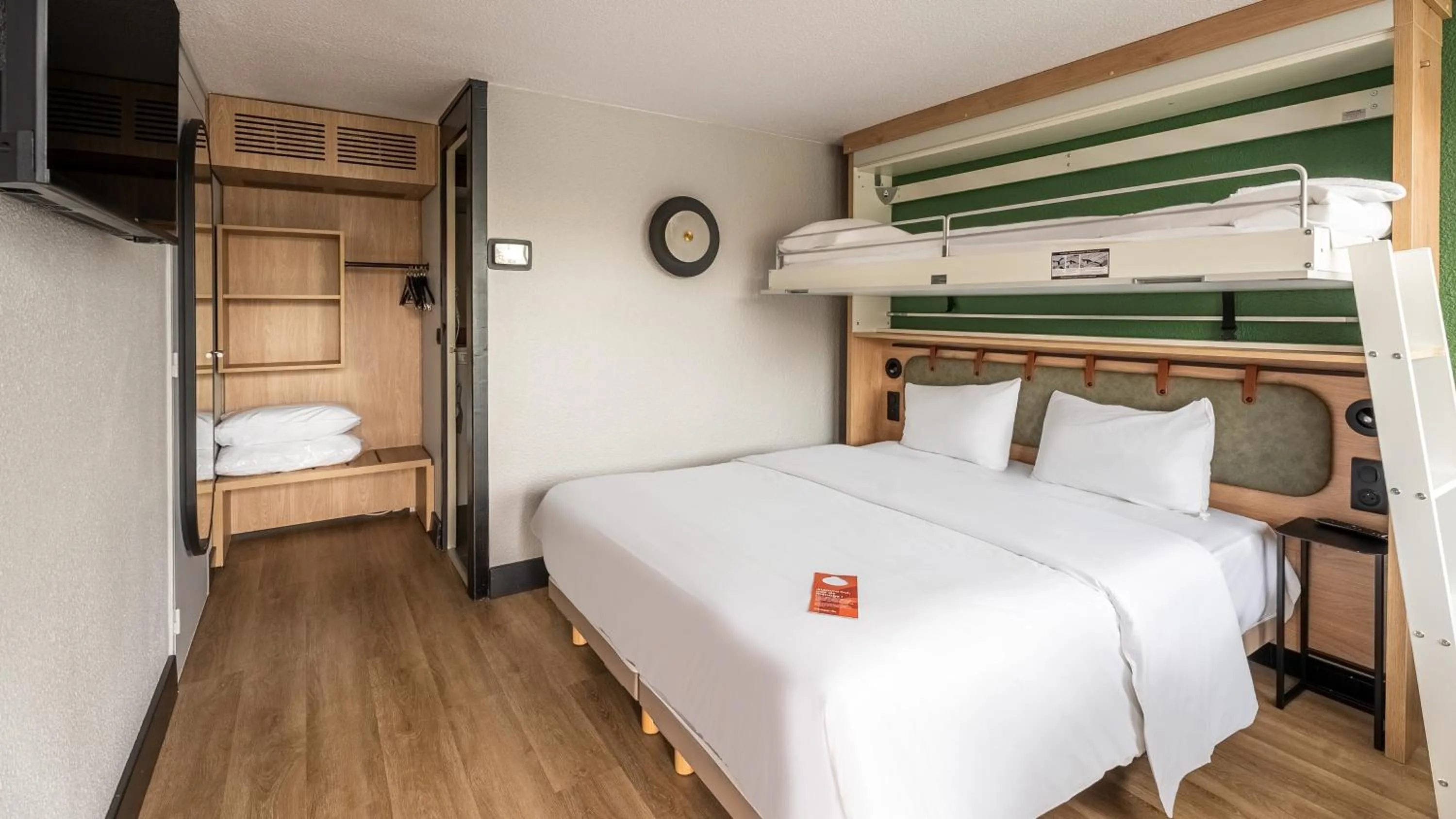 Bed in Campanile NATURE - Bordeaux Lac