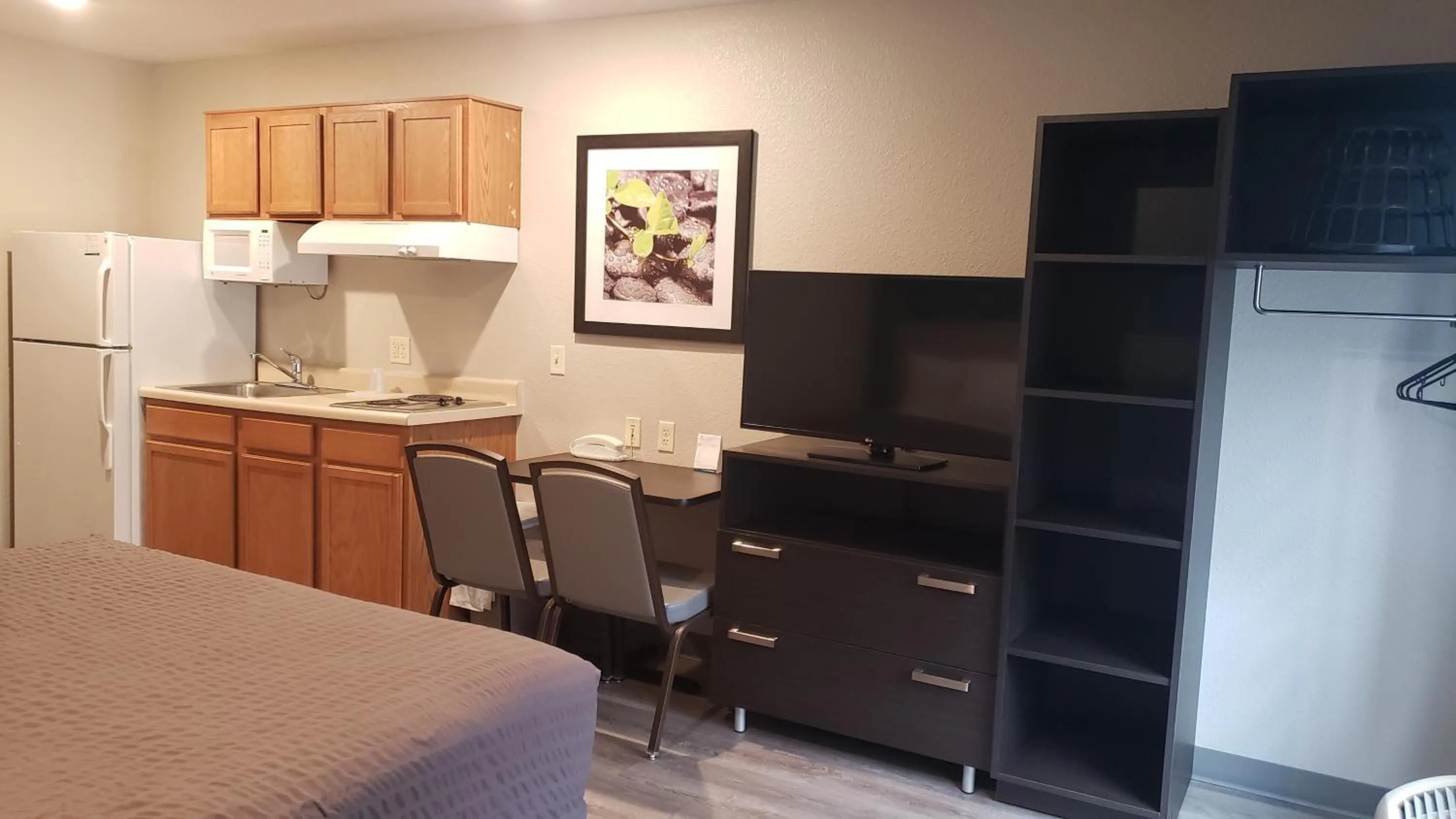 Kitchen or kitchenette in WoodSpring Suites Kansas City Mission
