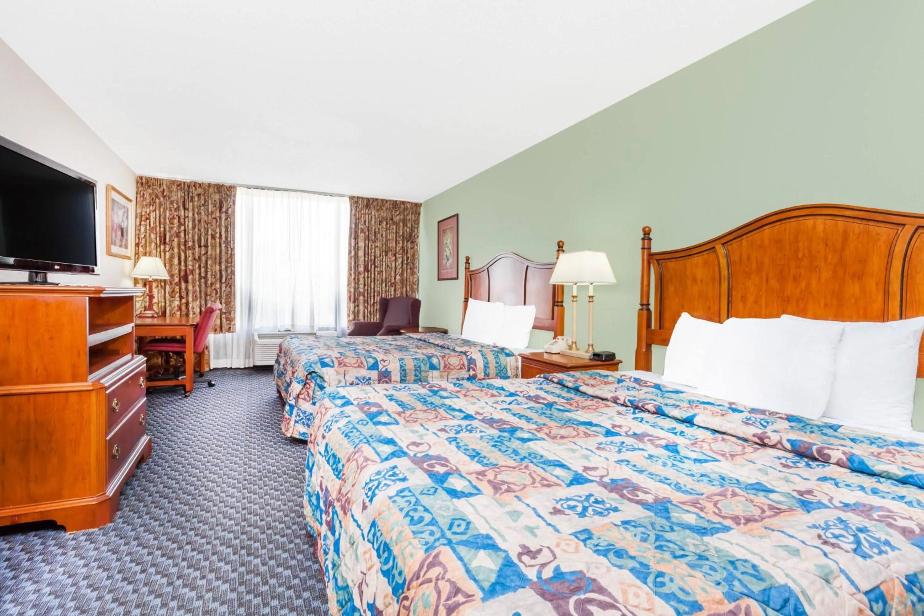 Days Inn & Suites by Wyndham SE Columbia Ft Jackson