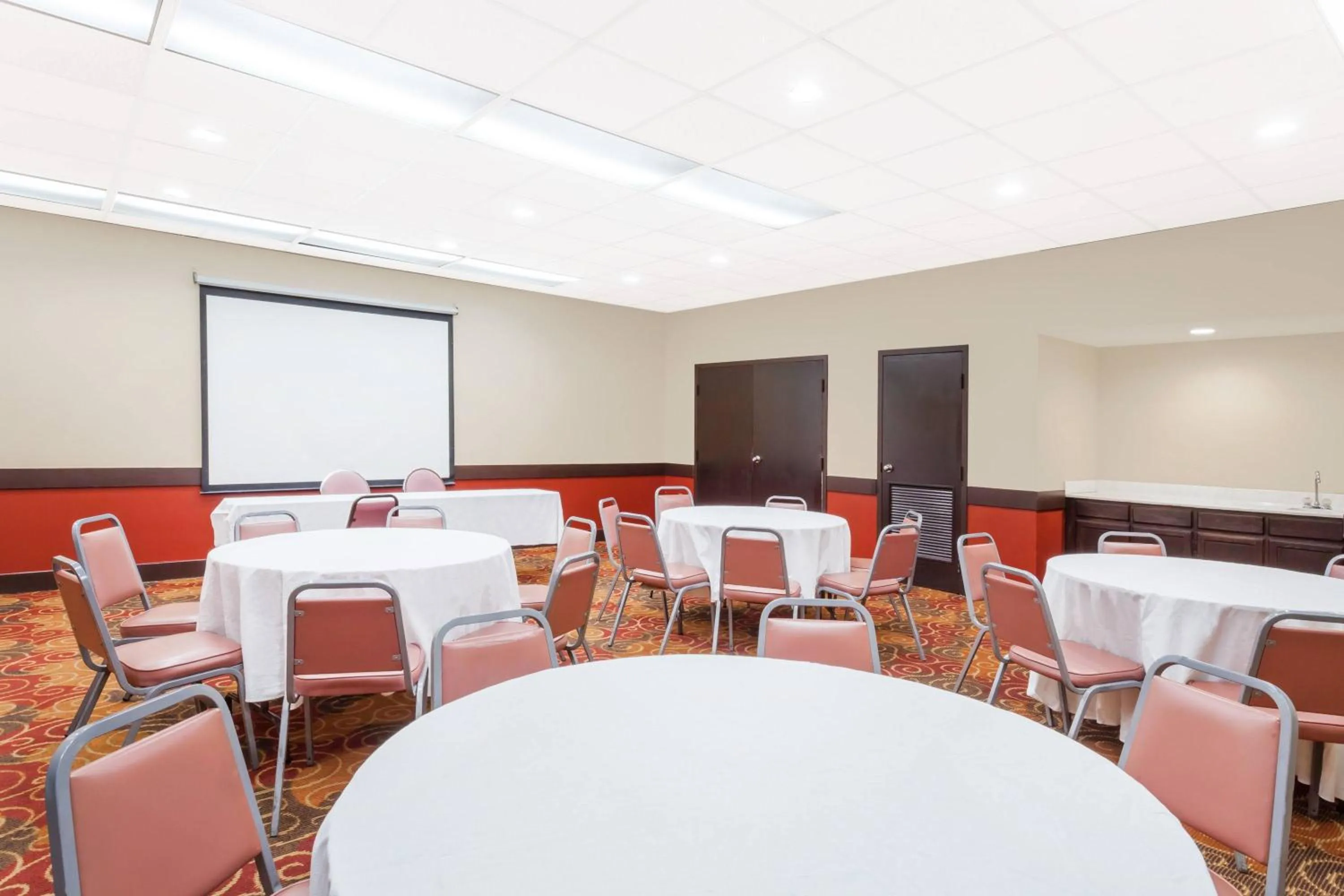 Days Inn & Suites by Wyndham SE Columbia Ft Jackson